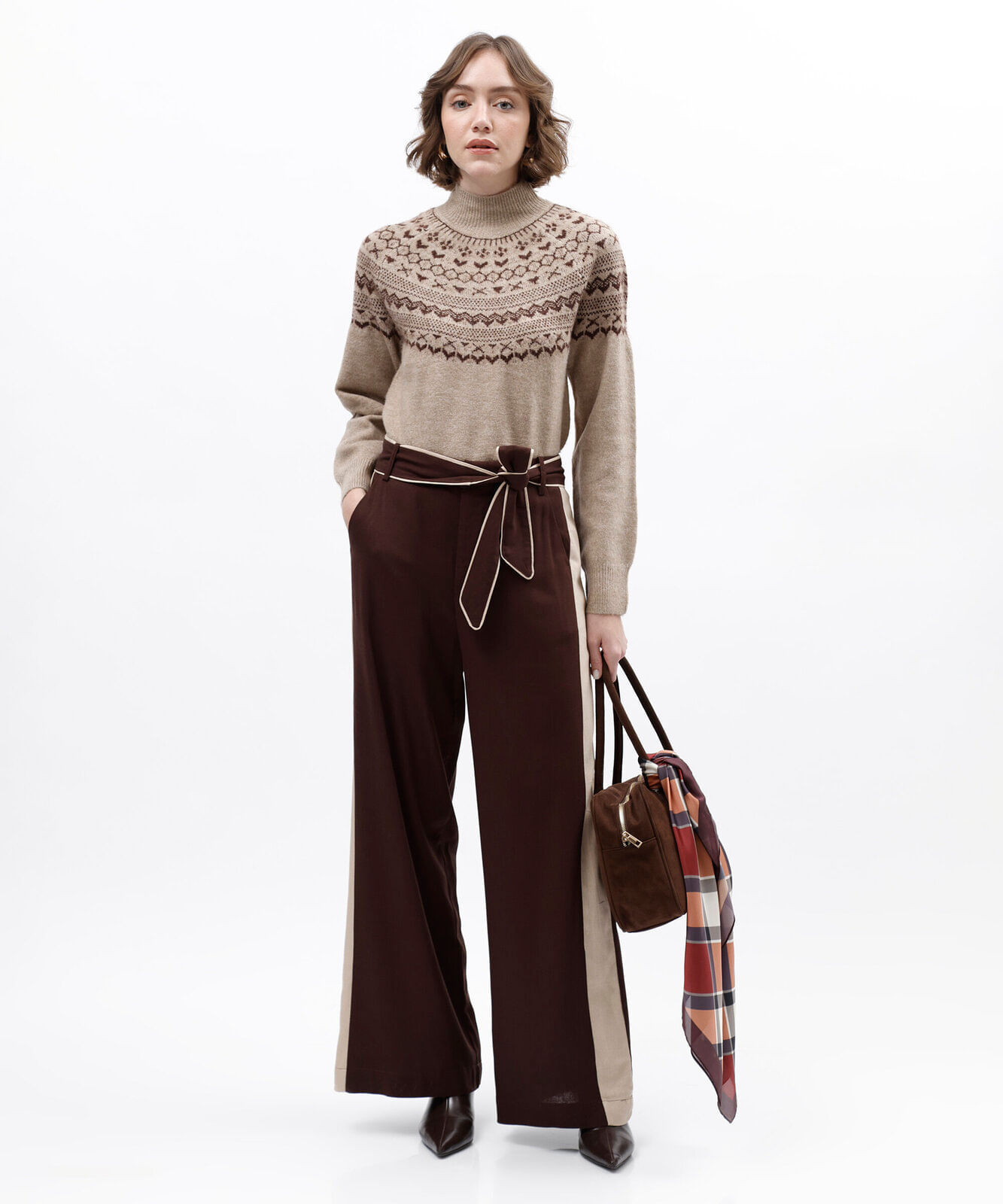 suéter feminino de tricot gola alta étnico bege