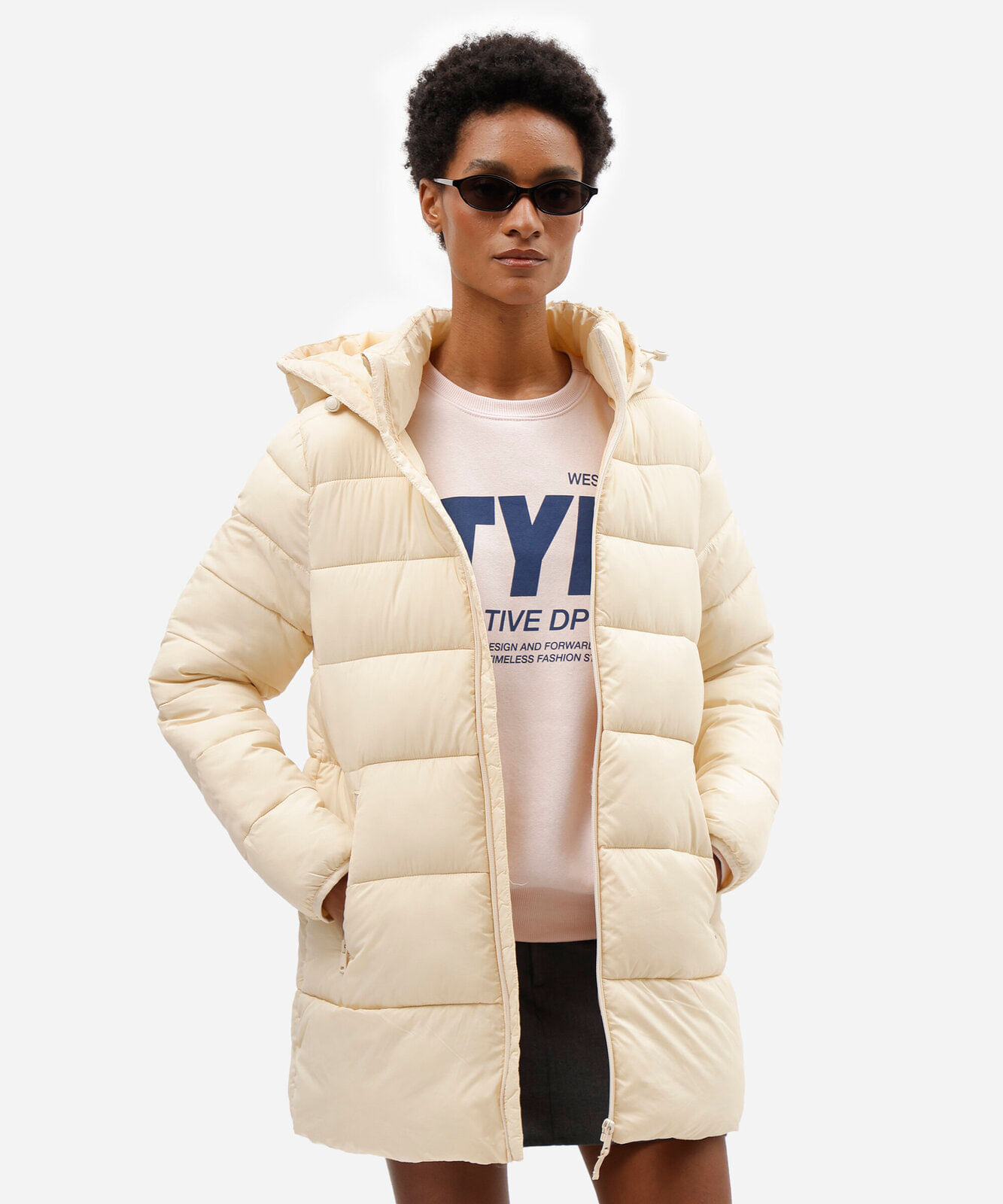 jaqueta puffer feminina com capuz e bolsos bege