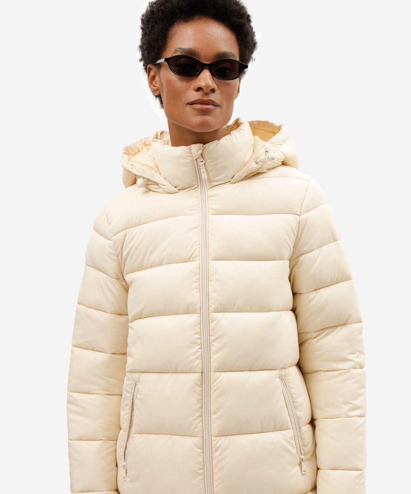 jaqueta puffer feminina com capuz e bolsos bege