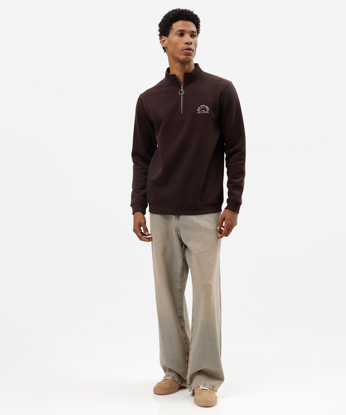 blusão masculino de moletom gola alta com zíper estampado marrom