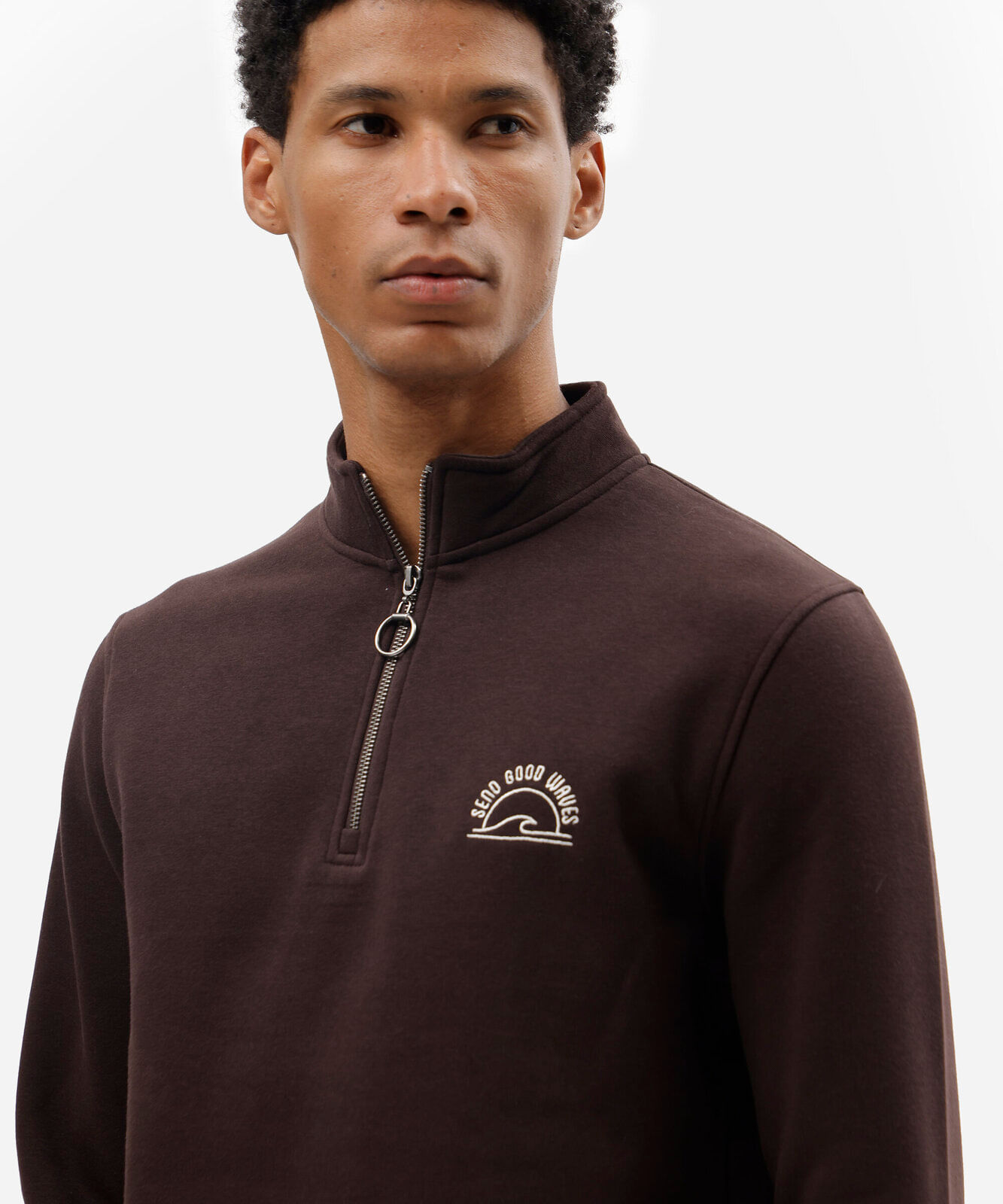 blusão masculino de moletom gola alta com zíper estampado marrom