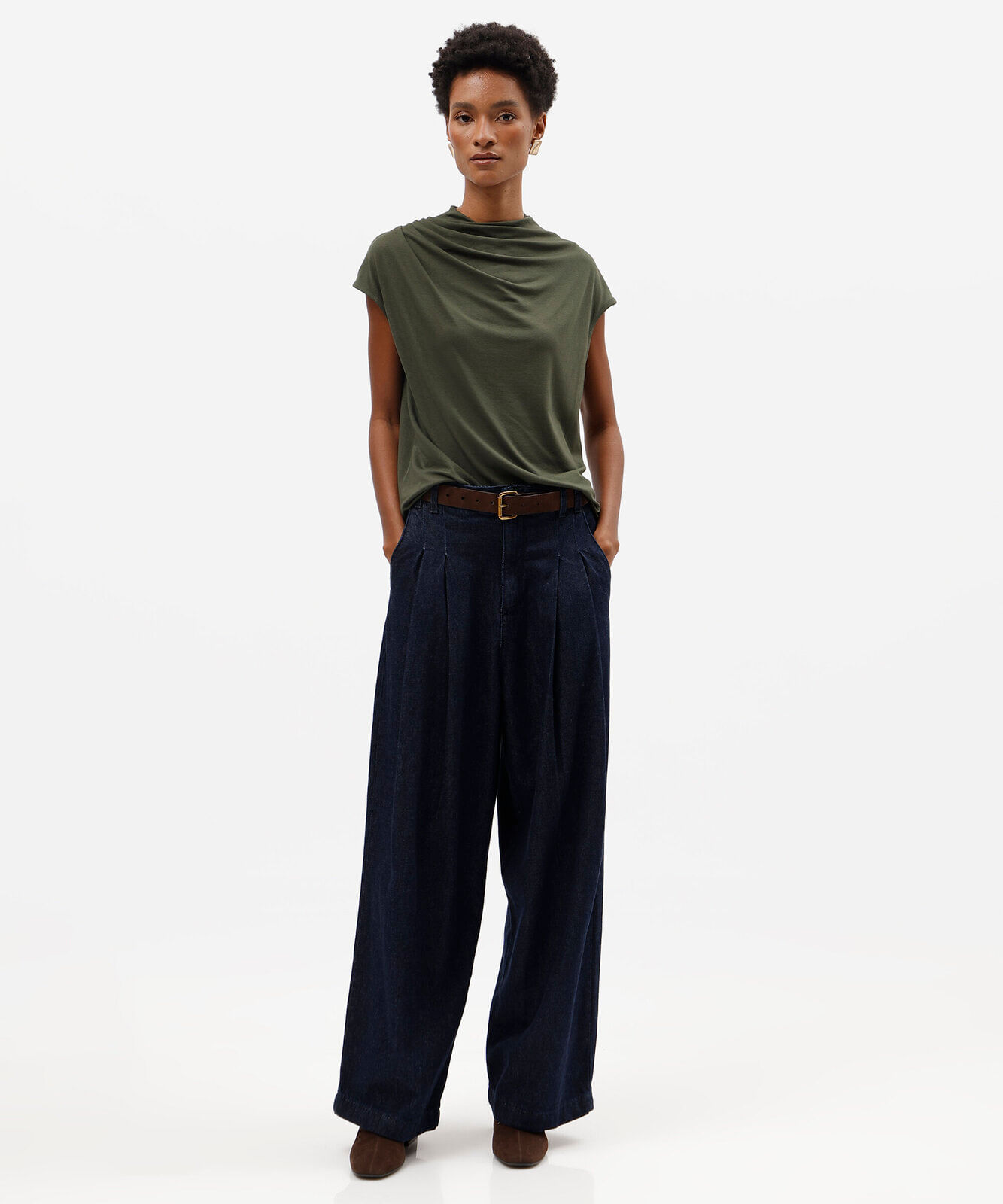 blusa feminina de viscose decote degagê manga curta com pregas verde
