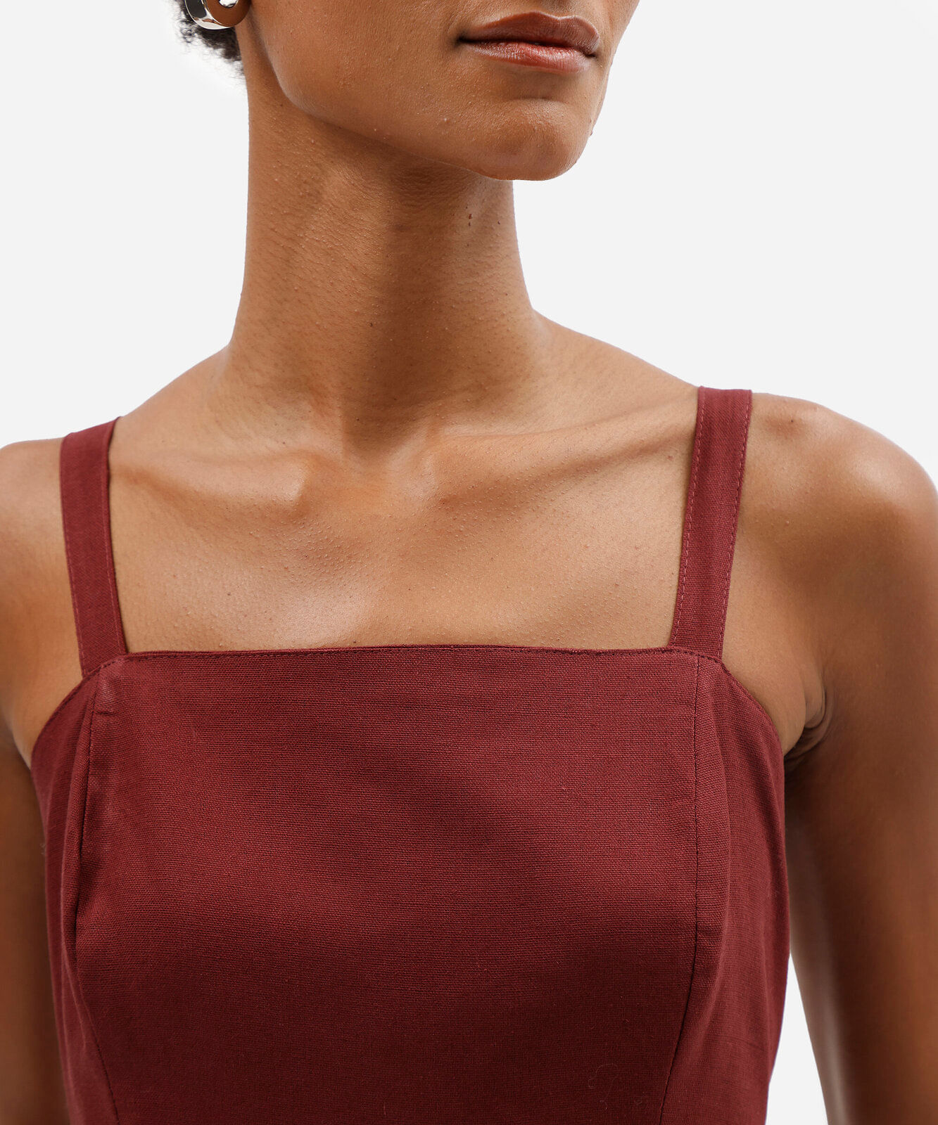 vestido midi com linho decote quadrado vinho