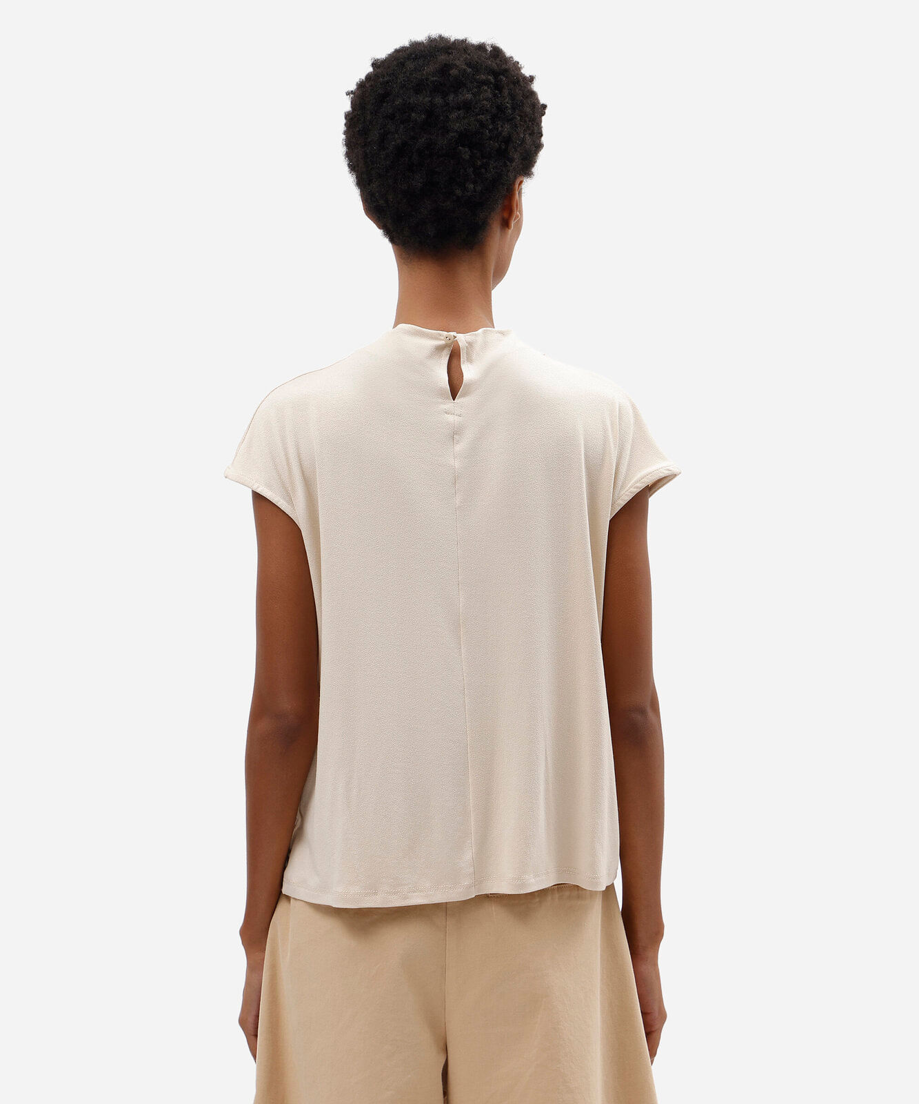 blusa feminina de viscose decote degagê manga curta com pregas bege
