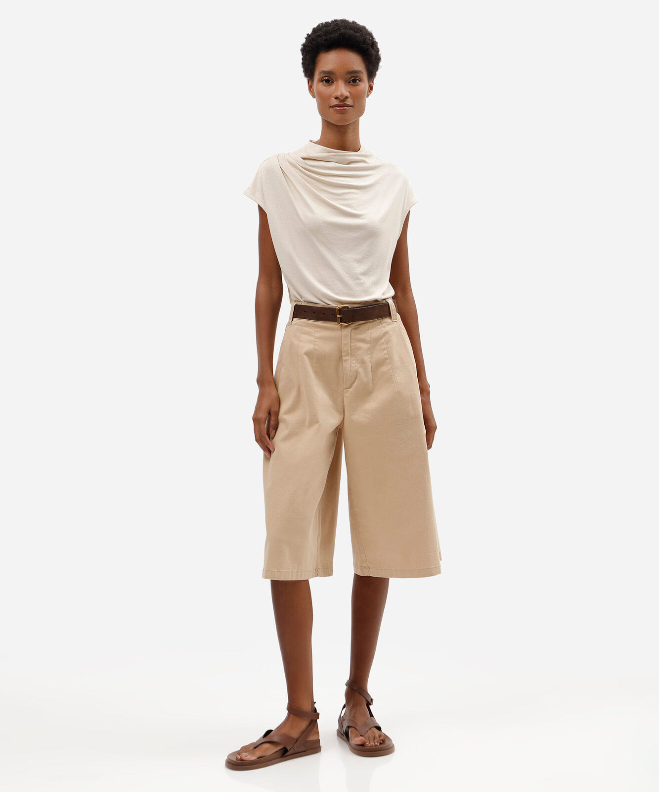 blusa feminina de viscose decote degagê manga curta com pregas bege