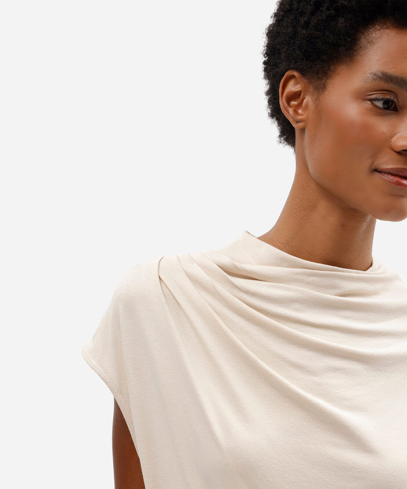 blusa feminina de viscose decote degagê manga curta com pregas bege