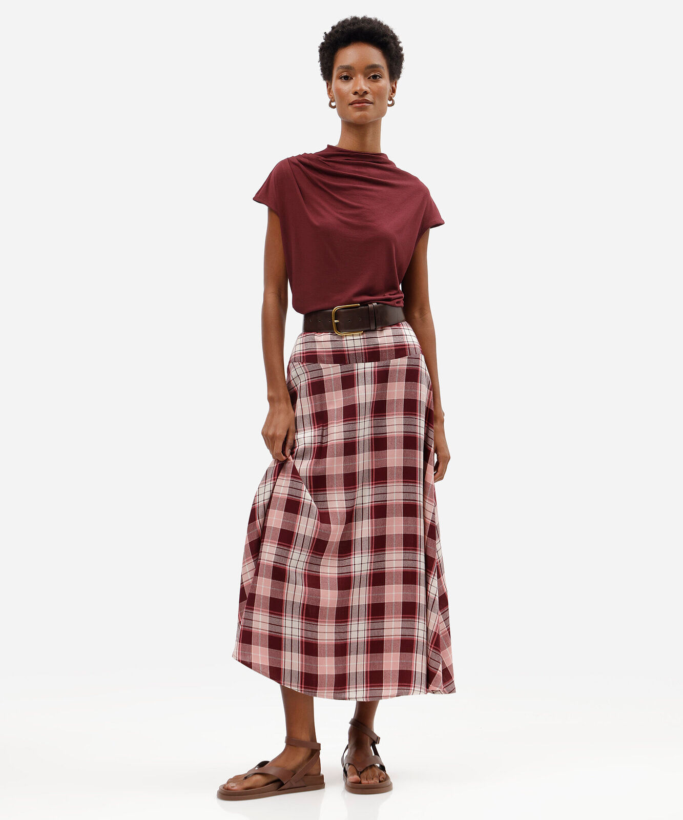 blusa feminina de viscose decote degagê manga curta com pregas vinho