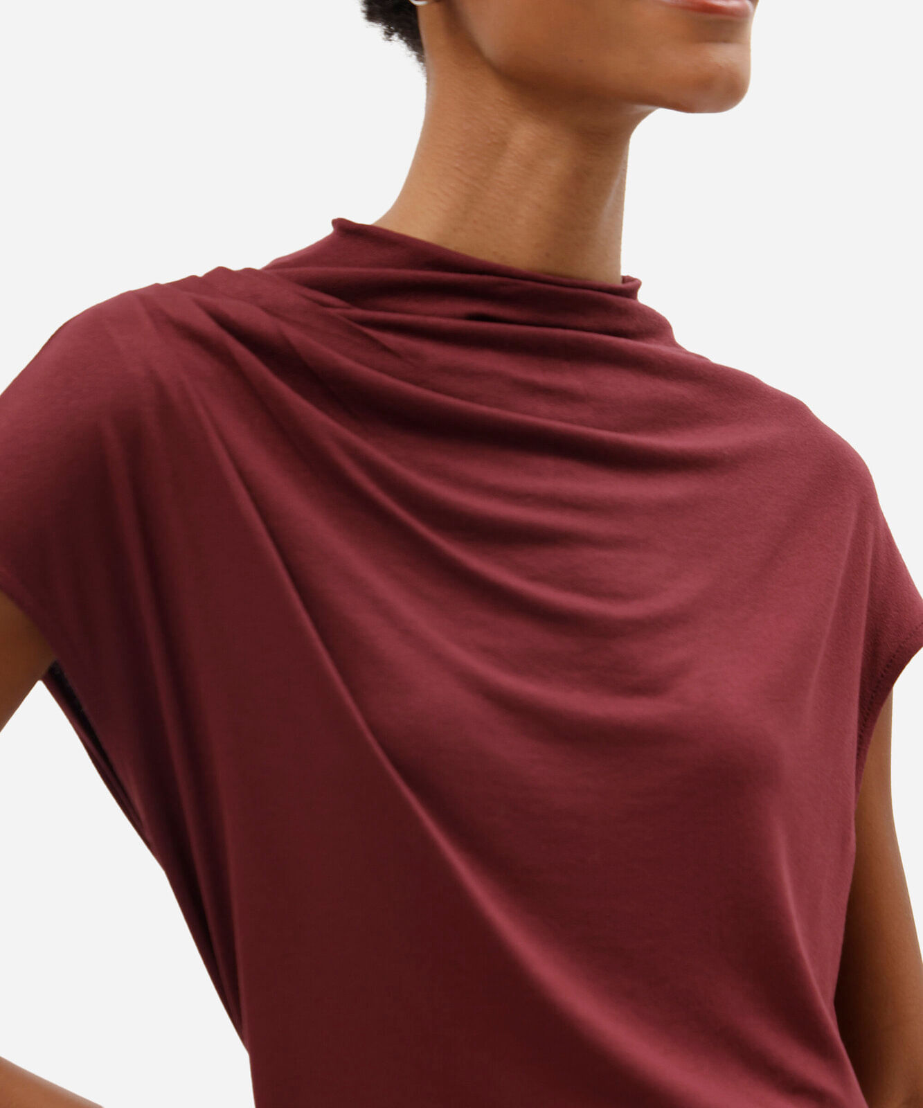blusa feminina de viscose decote degagê manga curta com pregas vinho