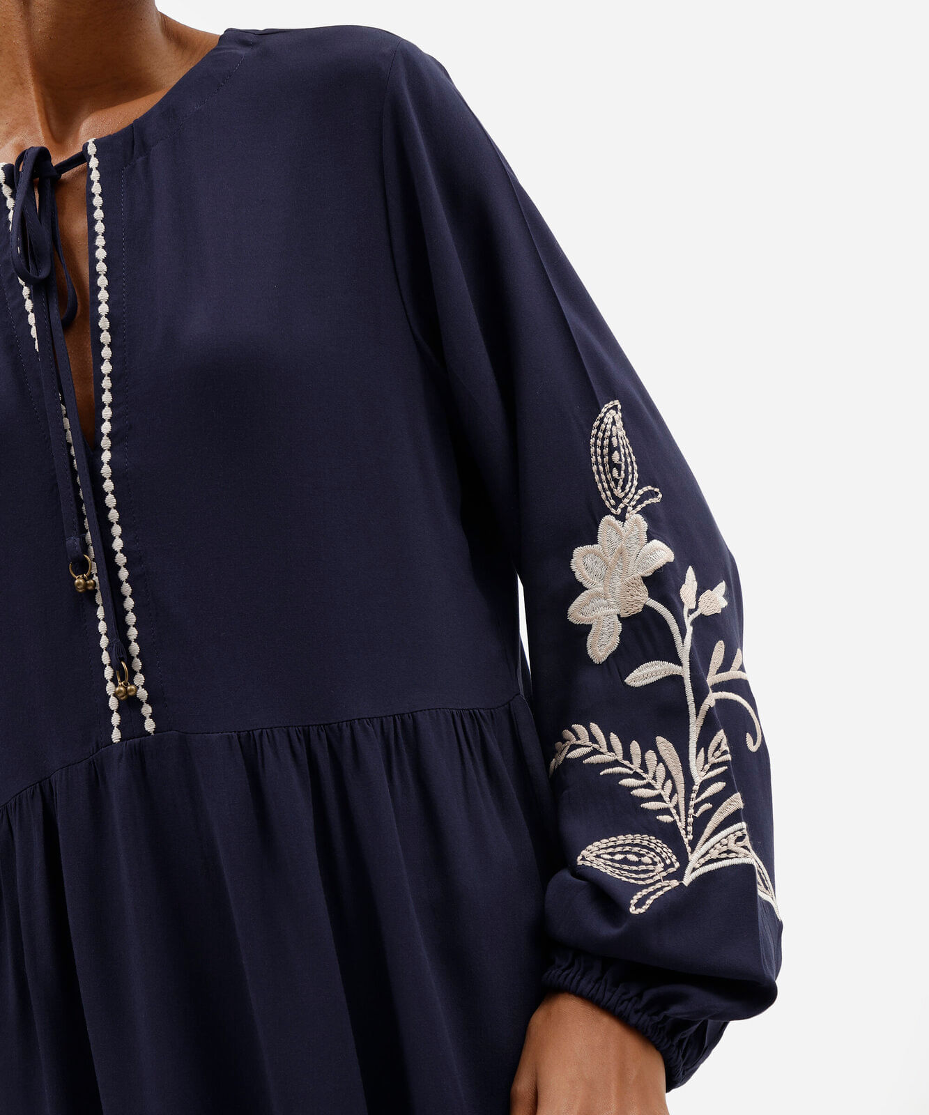 vestido bata curto feminino com recorte e bordado floral azul