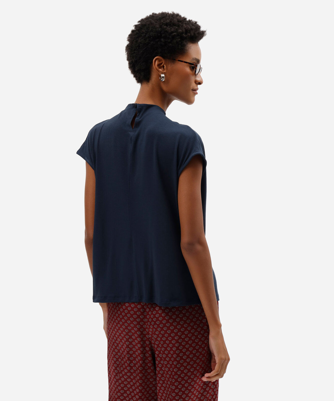 blusa feminina de viscose decote degagê manga curta com pregas azul