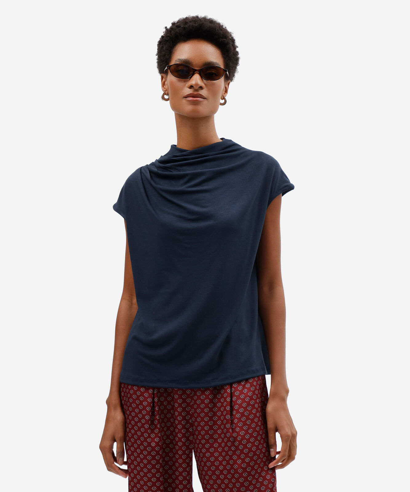 blusa feminina de viscose decote degagê manga curta com pregas azul