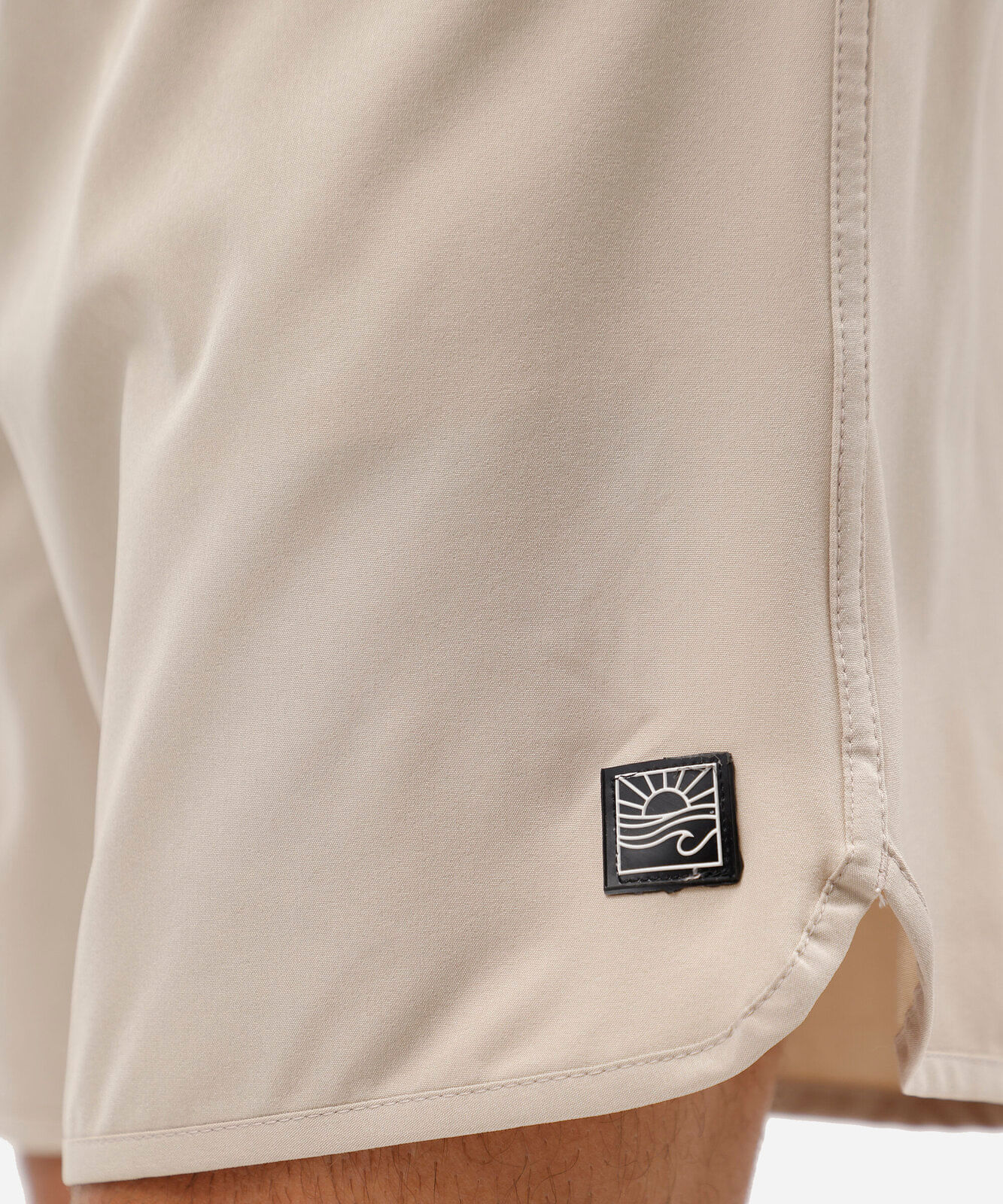 short masculino cós elástico bolso com zíper bege