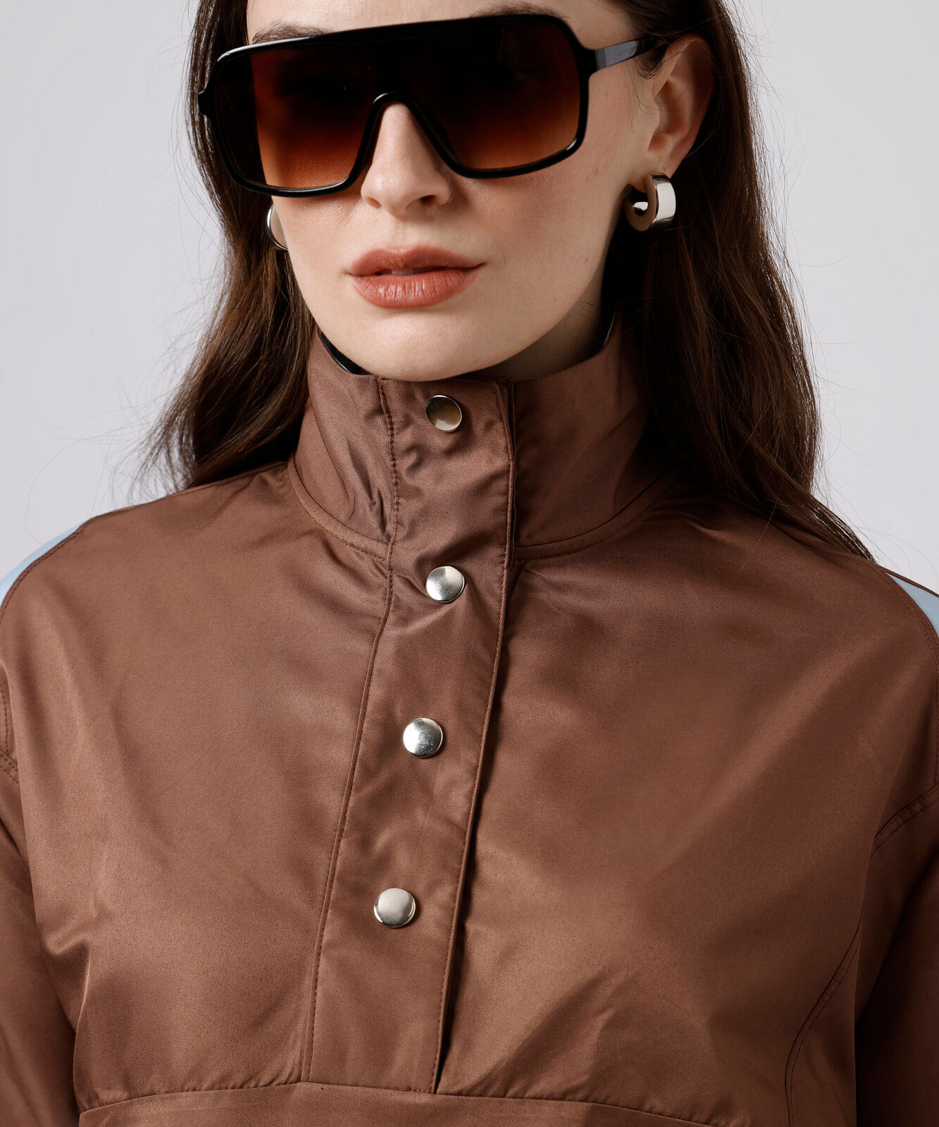 jaqueta anorak feminina gola funnel neck com recortes mindset marrom