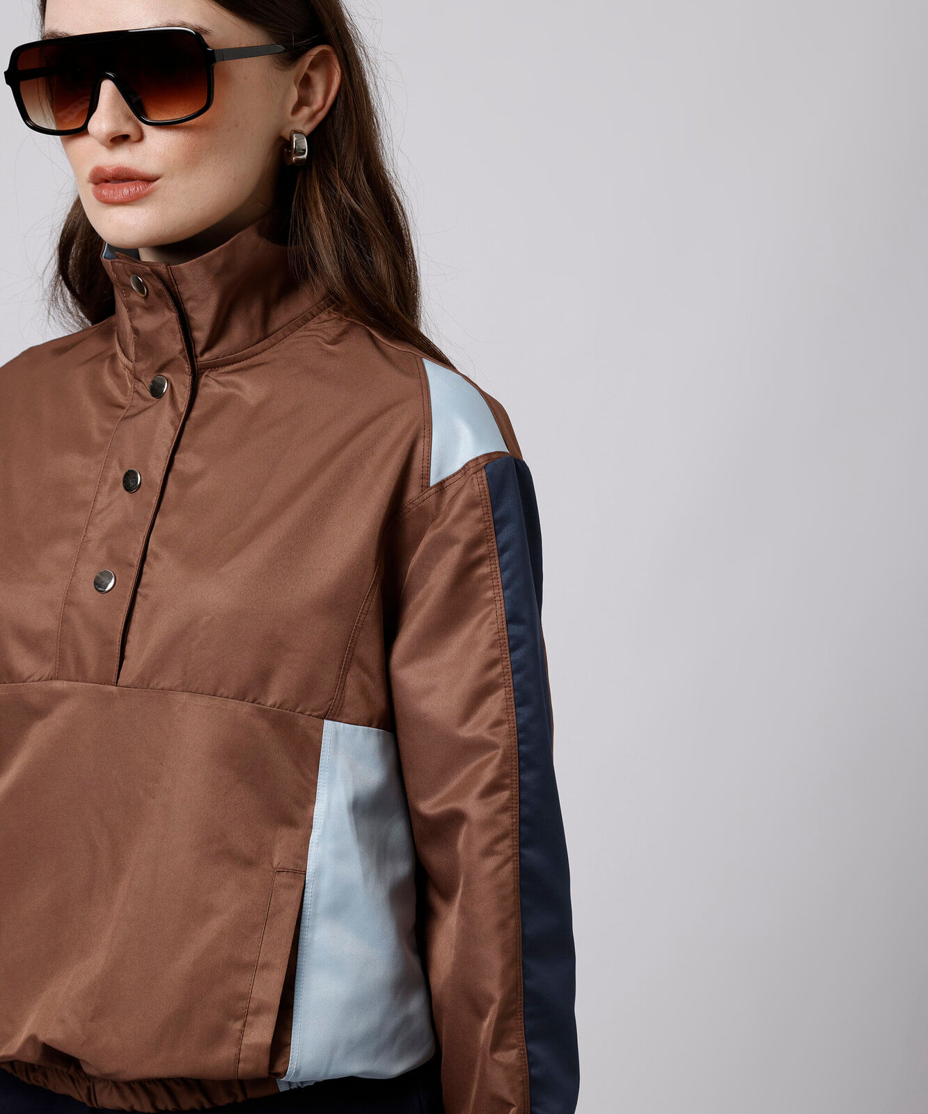 jaqueta anorak feminina gola funnel neck com recortes mindset marrom