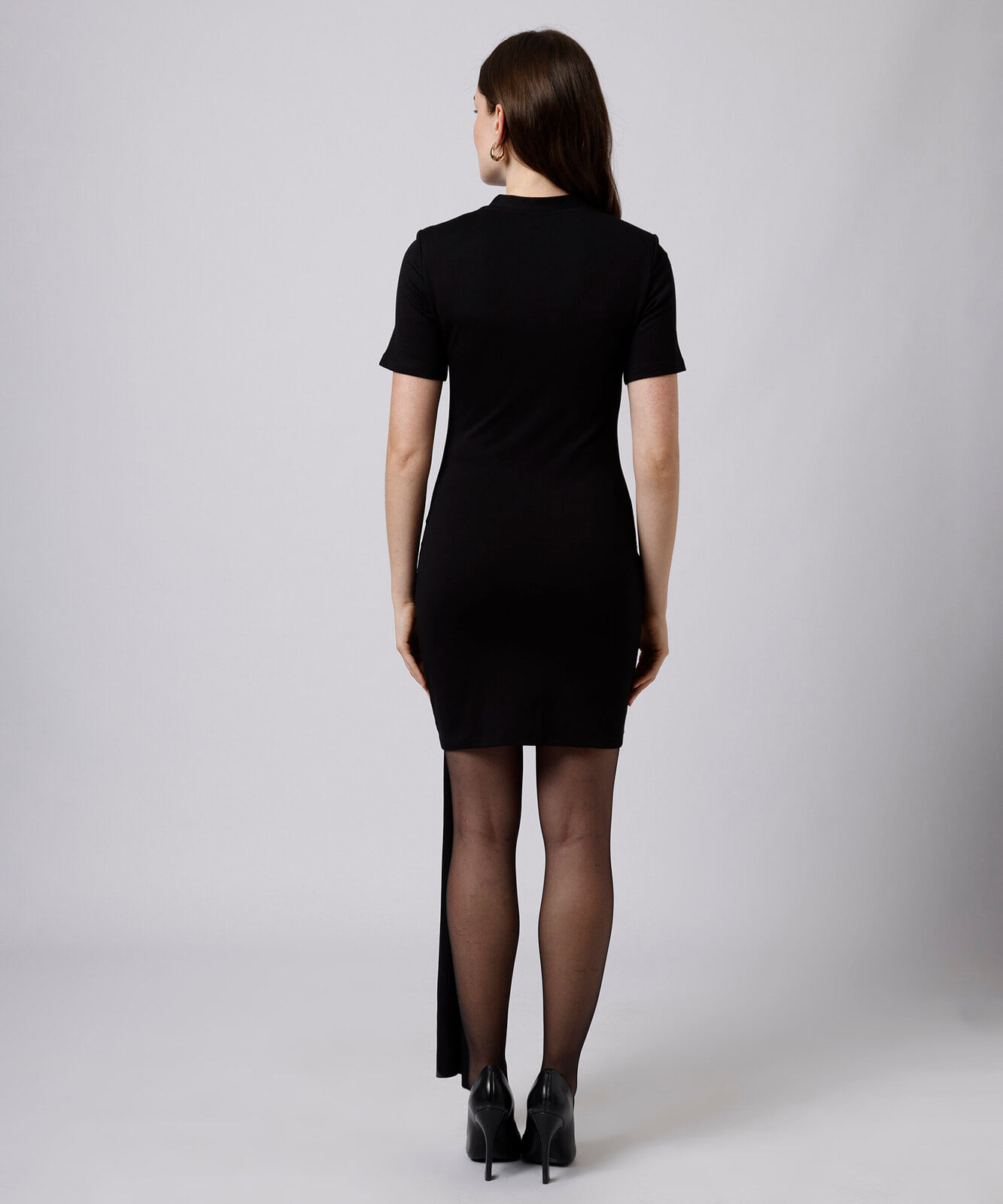 vestido curto feminino com ombreiras franzido mindset preto