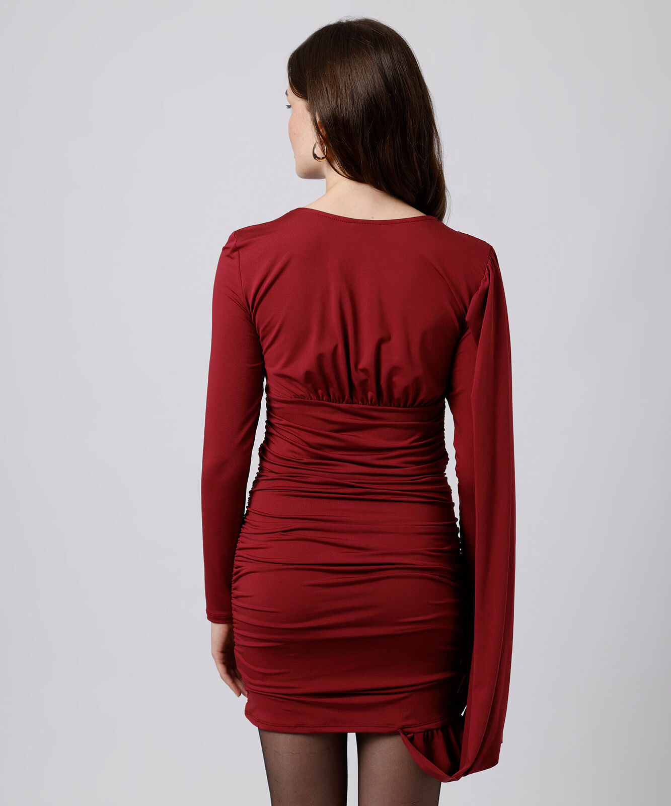 vestido curto feminino franzido com capa mindset vinho