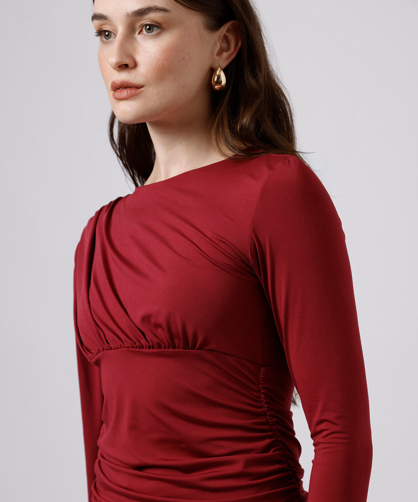 vestido curto feminino franzido com capa mindset vinho