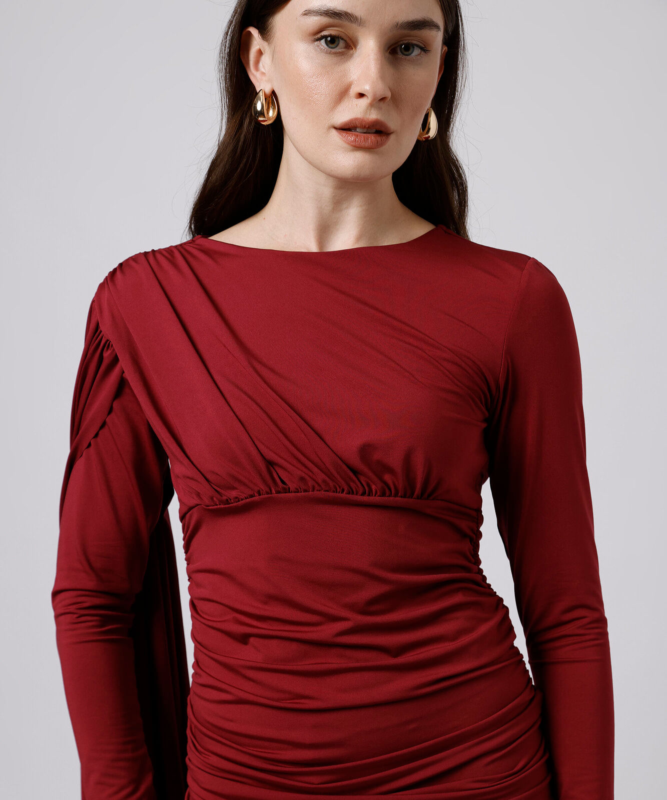 vestido curto feminino franzido com capa mindset vinho
