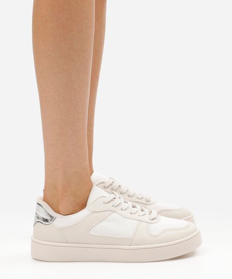 tênis casual com recortes off white