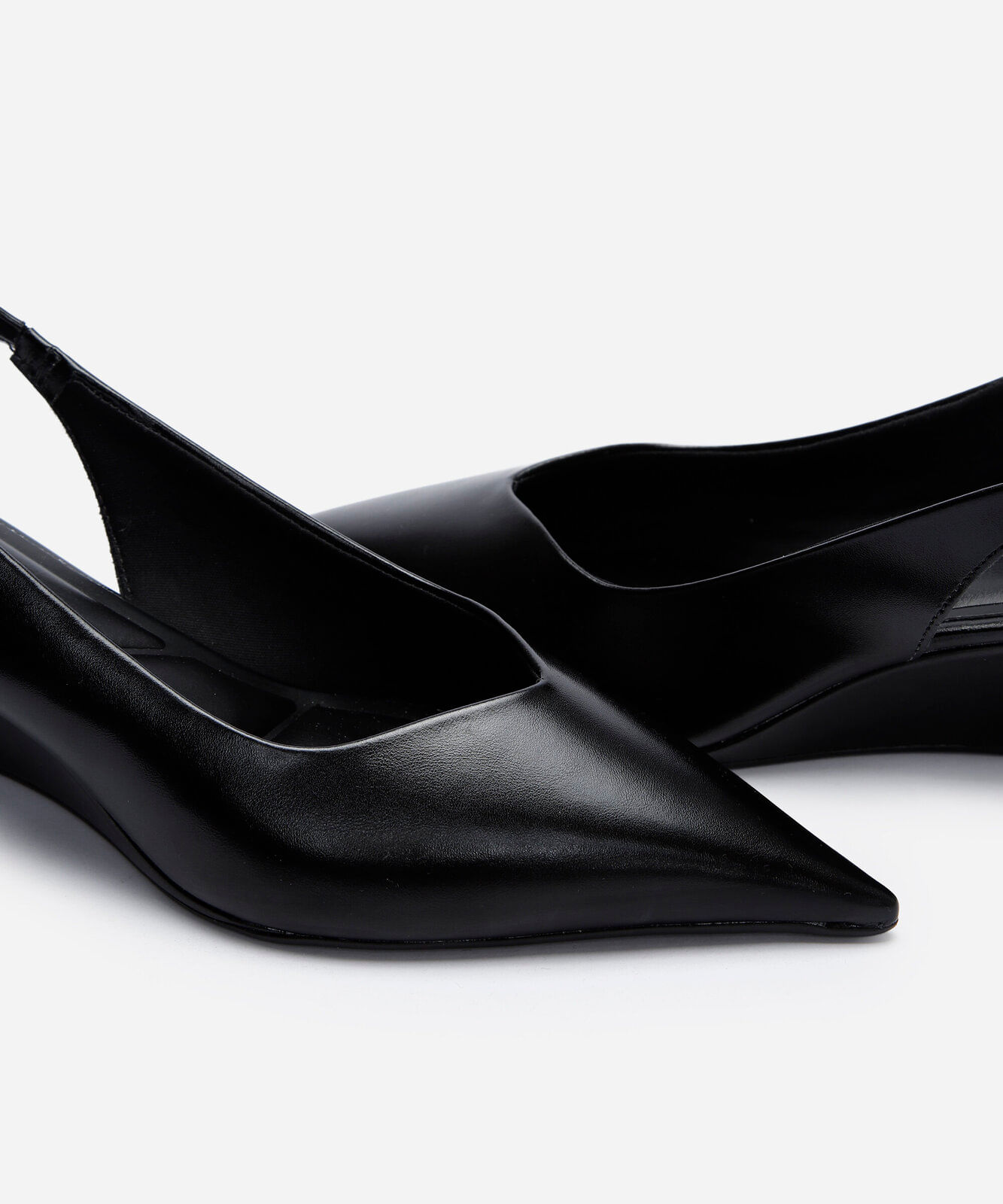 scarpin slingback anabela baixo preto