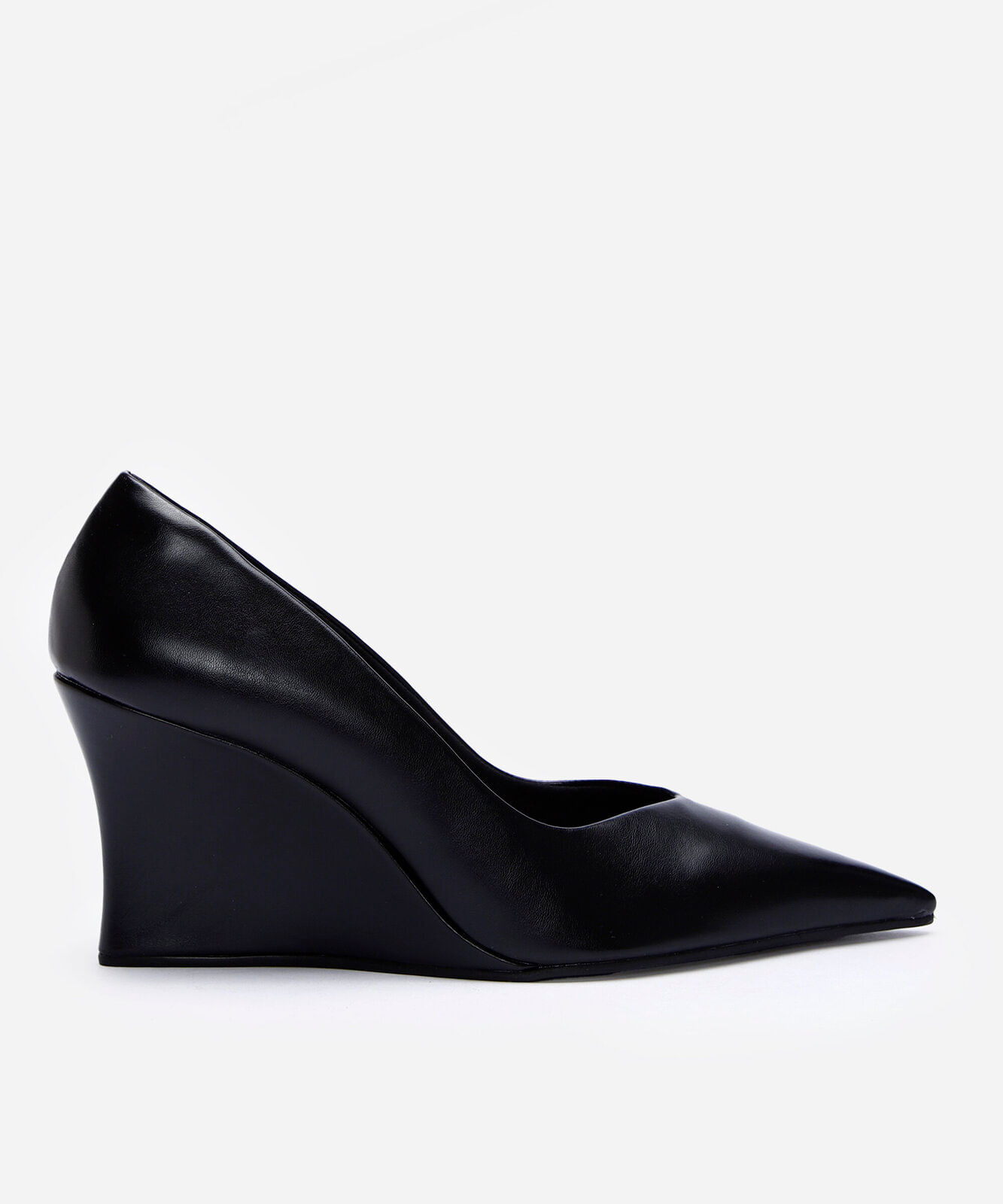 scarpin bico fino anabela preta