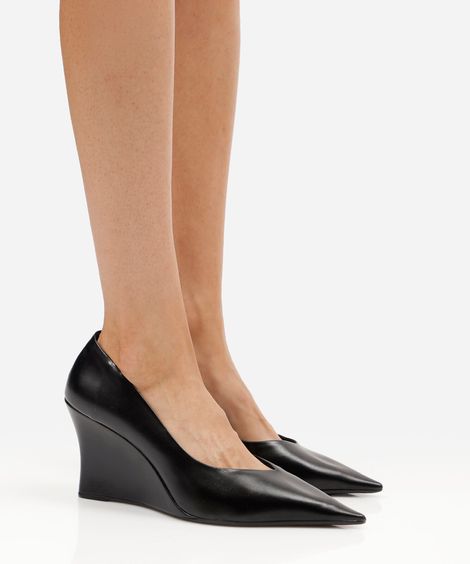 scarpin bico fino anabela preta