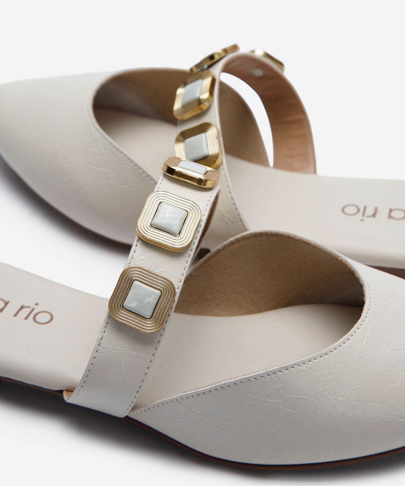 mule bico fino com detalhes off white