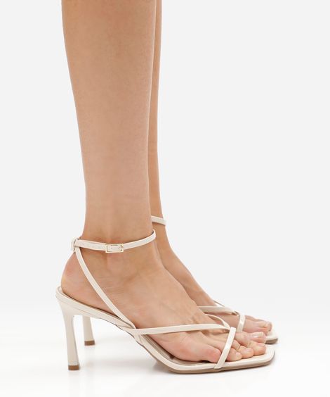 sandália bico quadrado com tiras finas off white