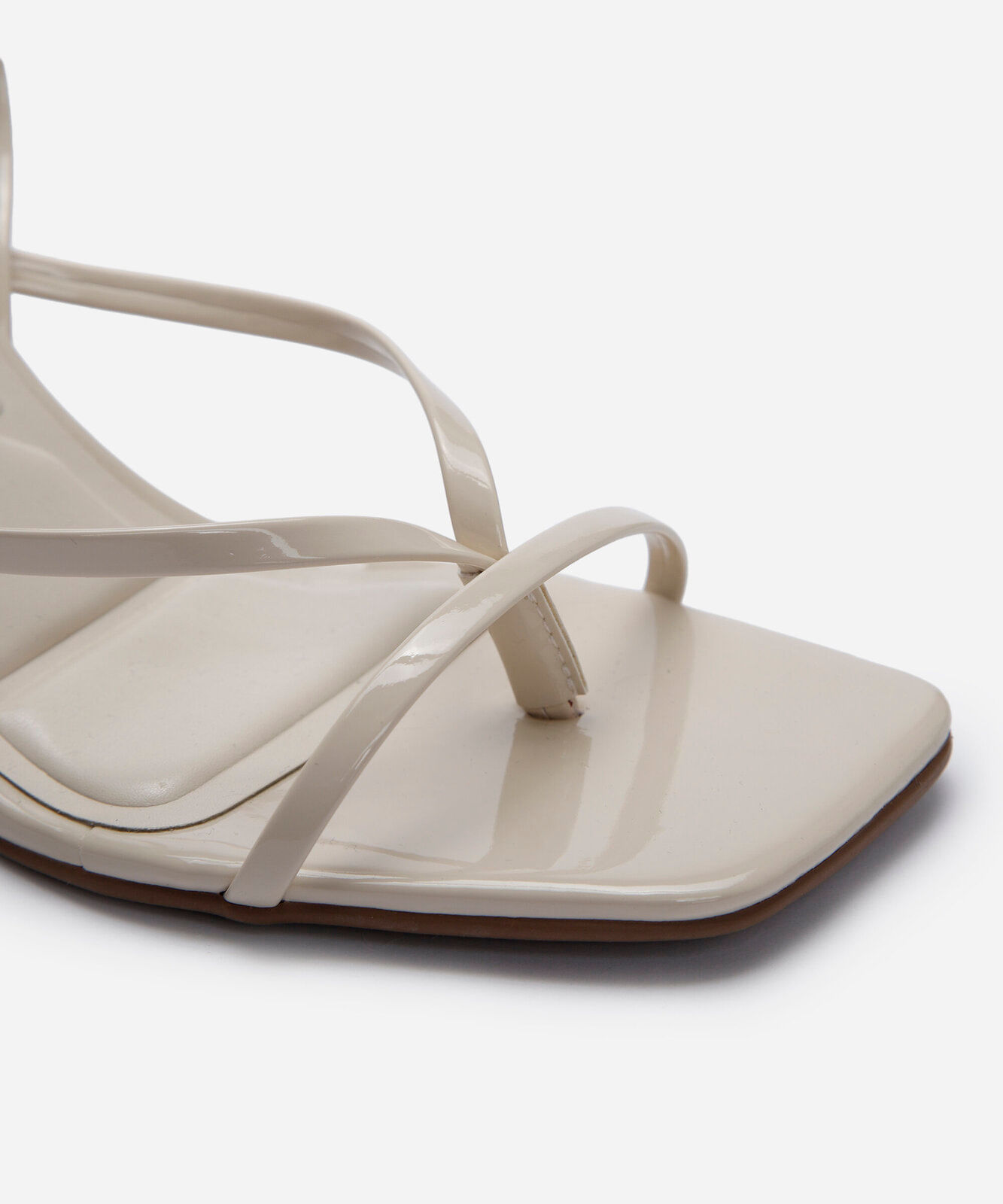 sandália bico quadrado com tiras finas off white