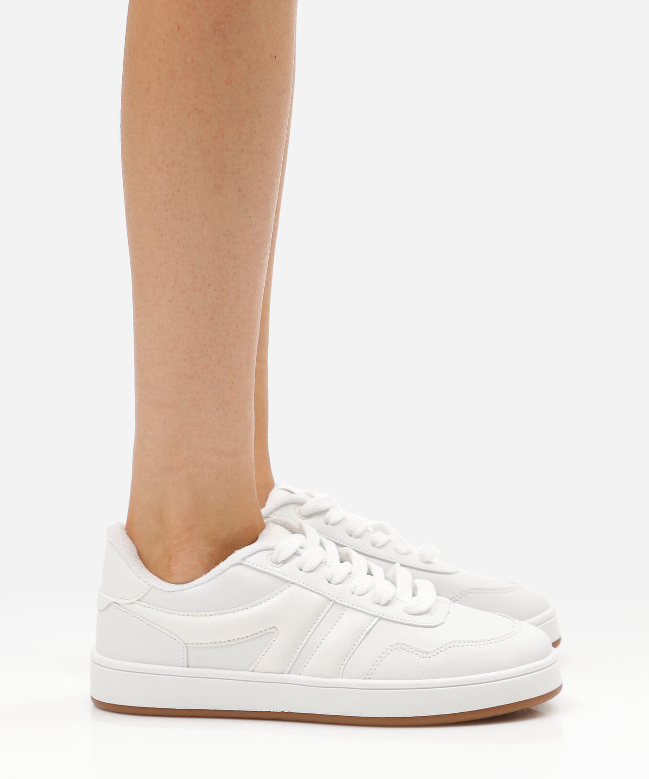 tênis casual com recortes branco