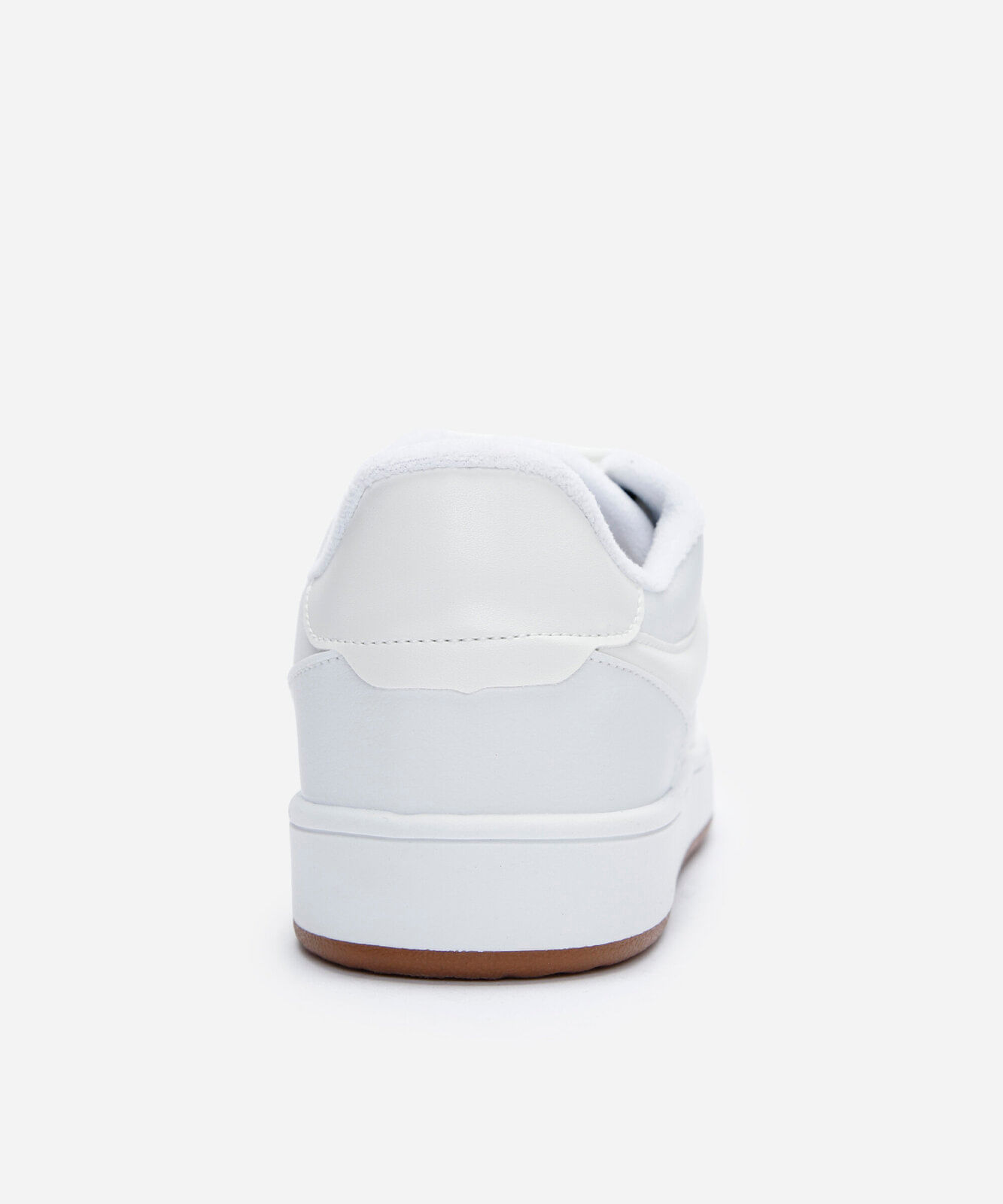 tênis casual com recortes branco