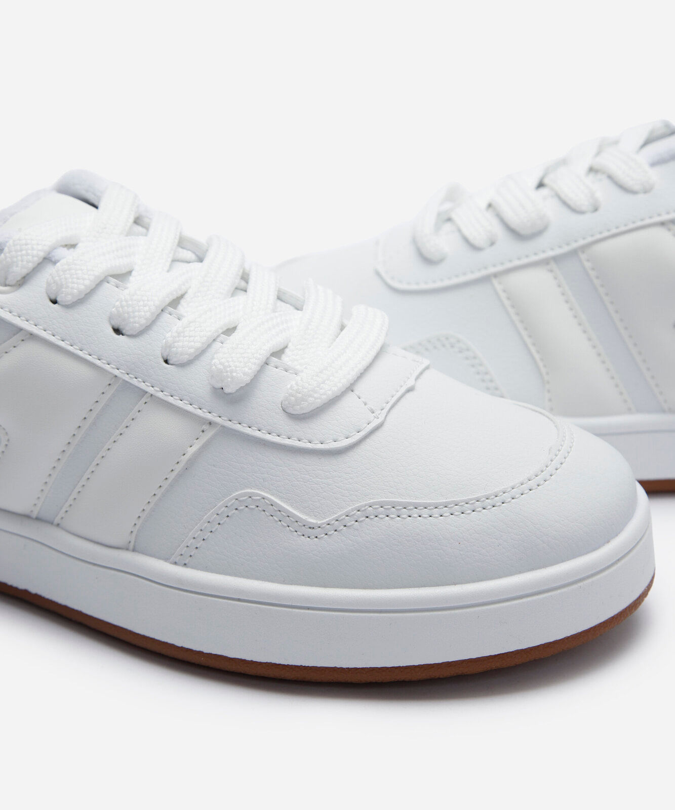 tênis casual com recortes branco