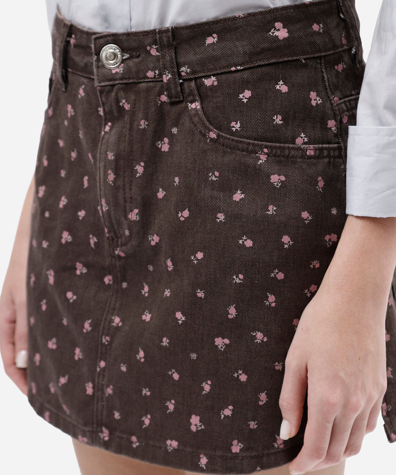 short saia de sarja com fendas floral marrom