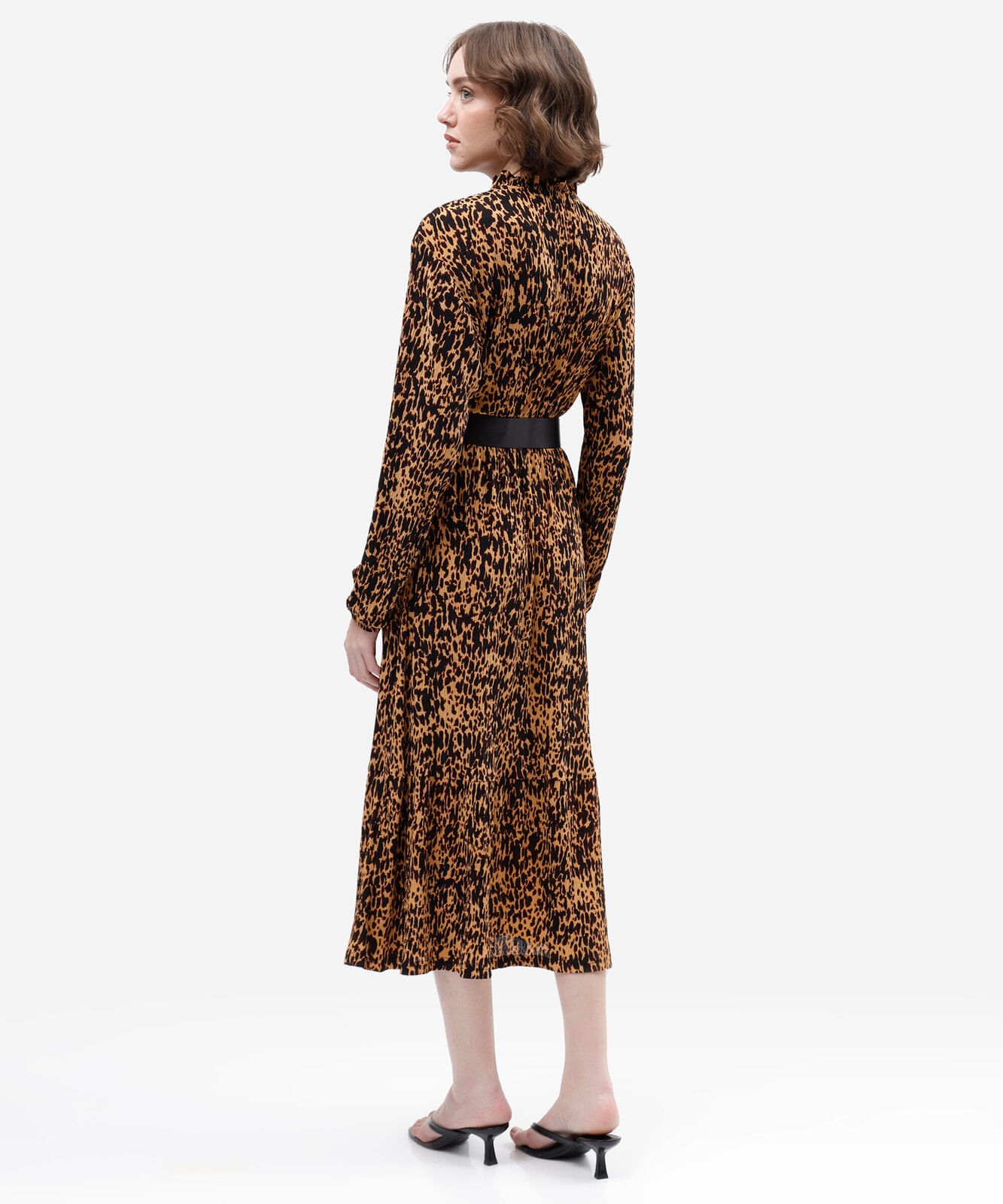 vestido midi feminino plissado animal print com cinto marrom
