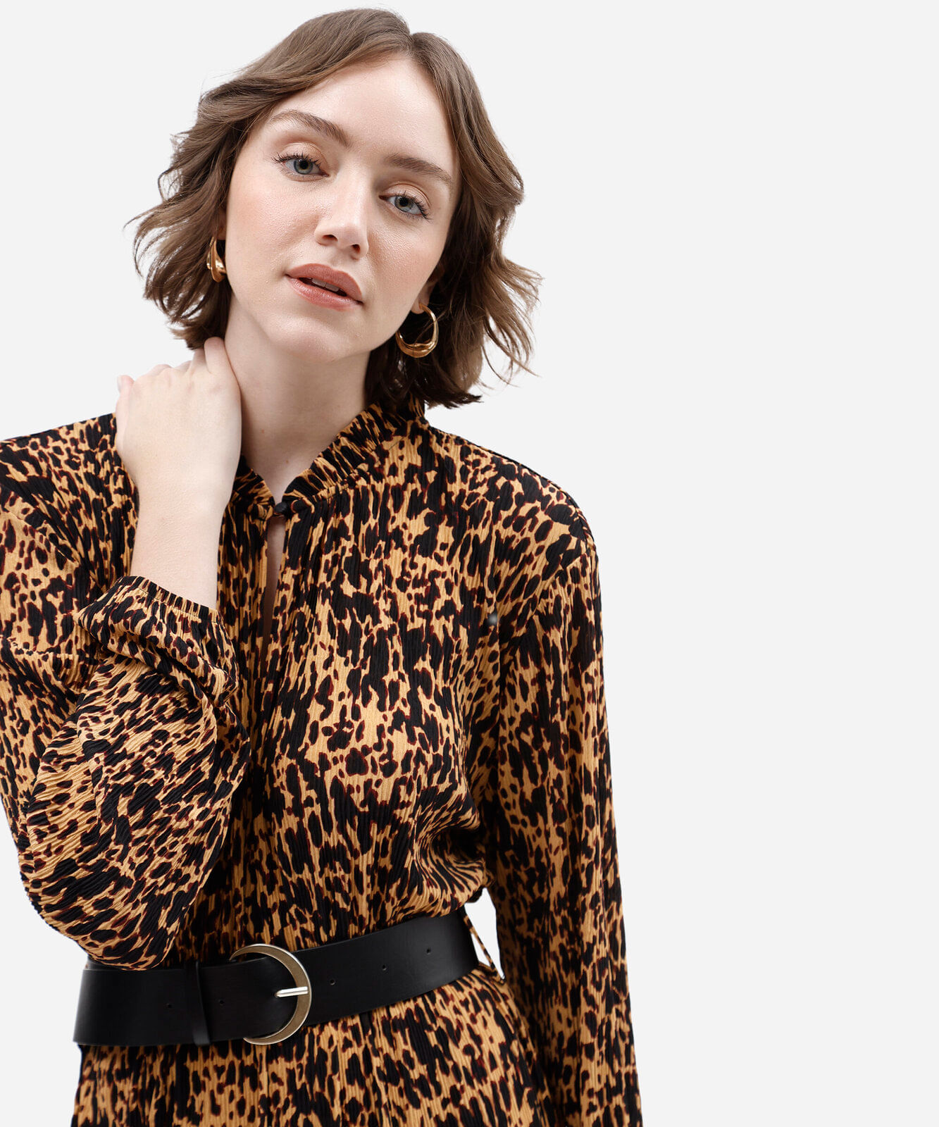 vestido midi feminino plissado animal print com cinto marrom