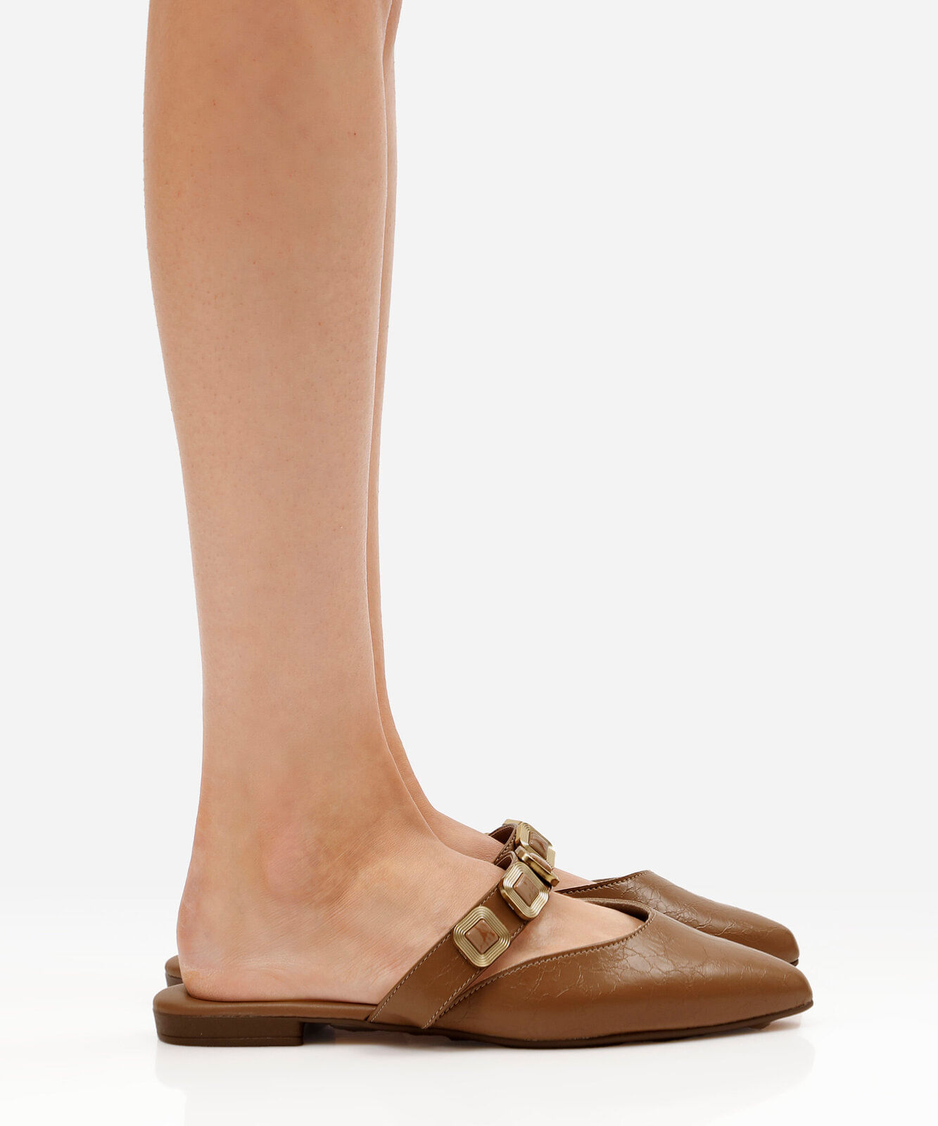 mule bico fino com detalhes marrom