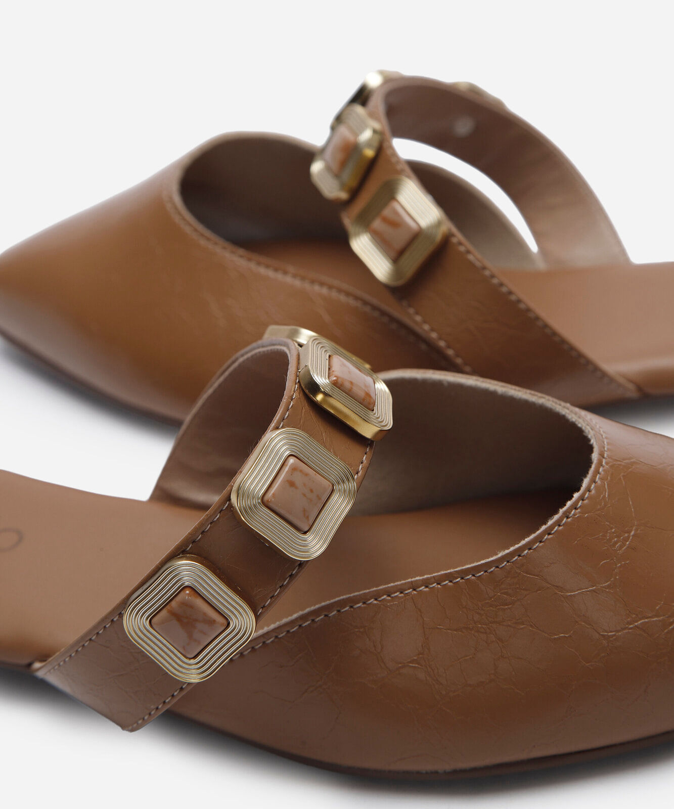 mule bico fino com detalhes marrom