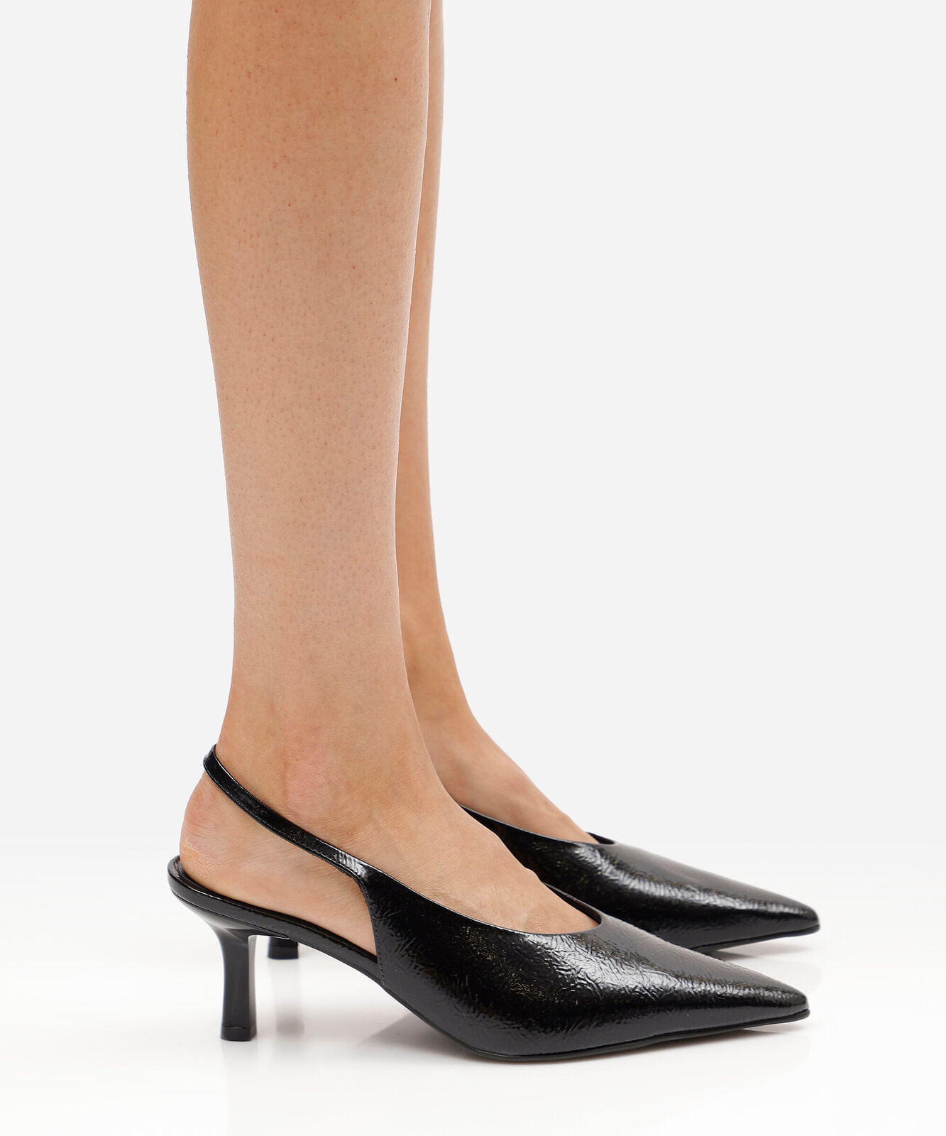 scarpin slingback bico fino salto médio preto
