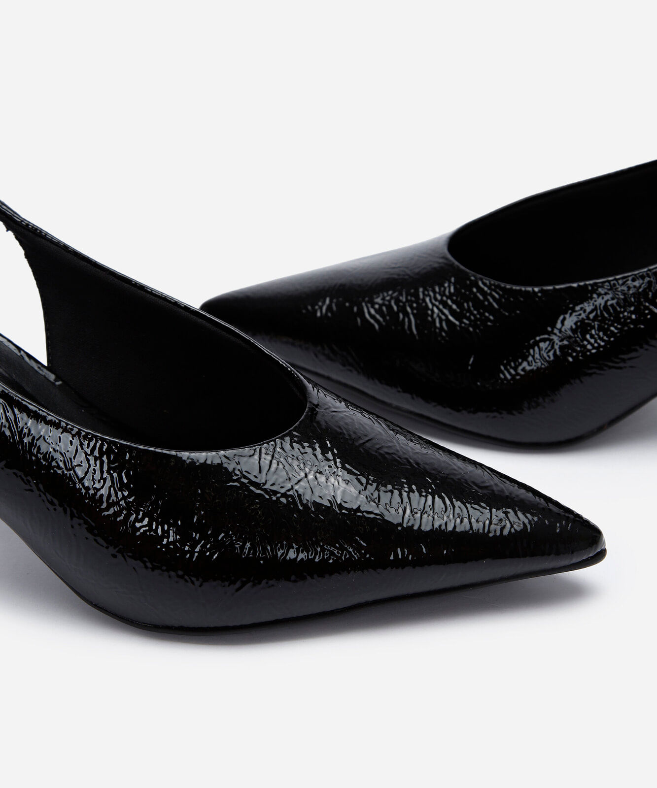 scarpin slingback bico fino salto médio preto