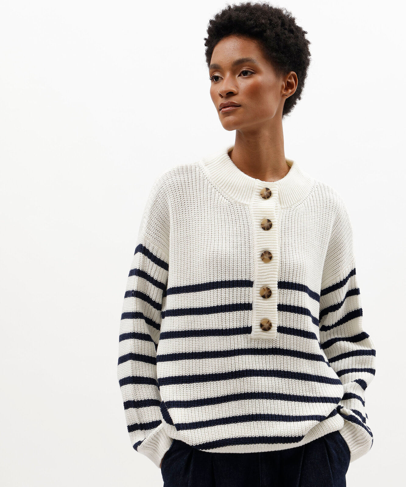 suéter feminino de tricot com botões listrado off white