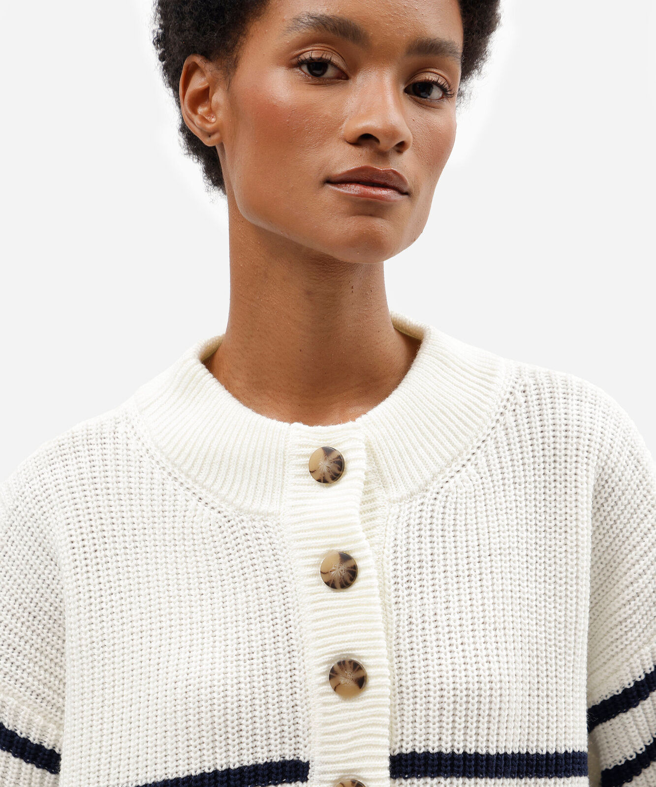 suéter feminino de tricot com botões listrado off white