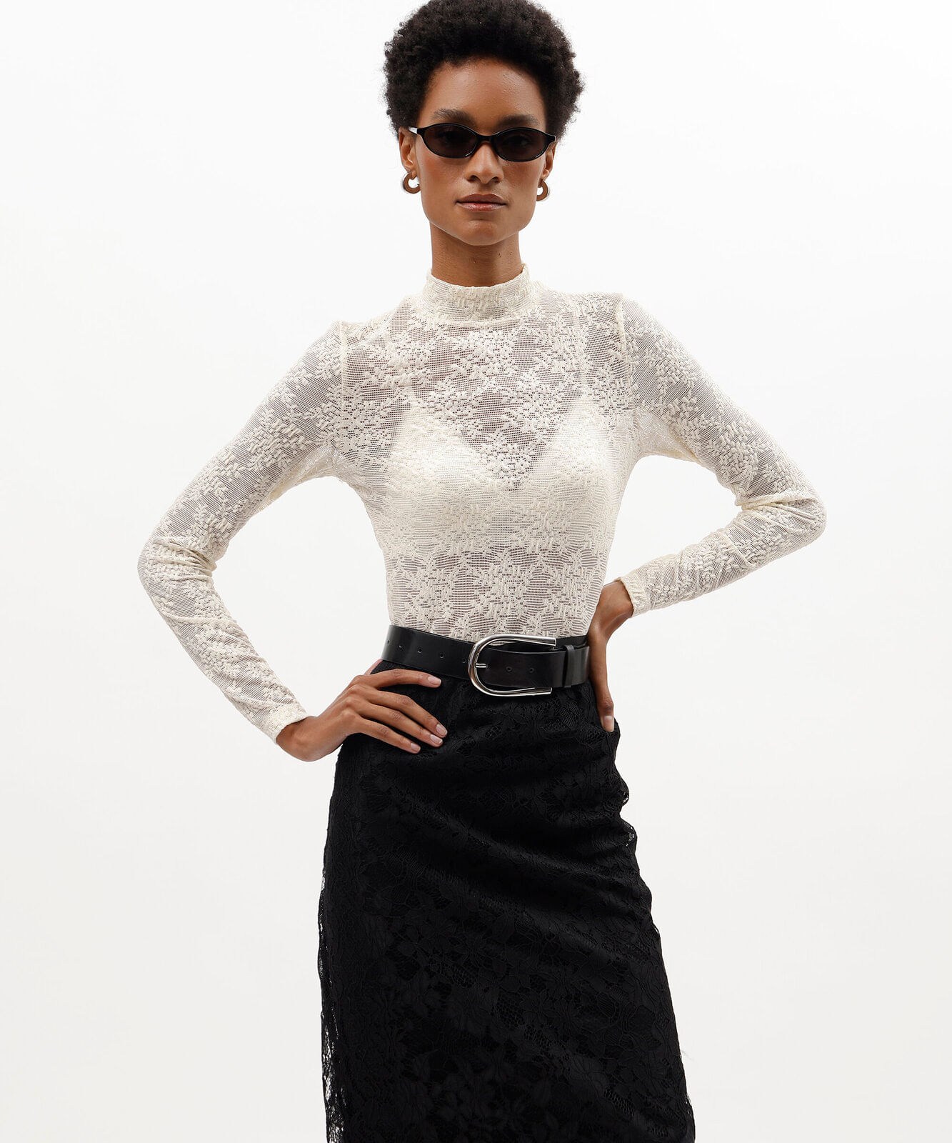 blusa feminina de renda gola alta manga longa floral bege