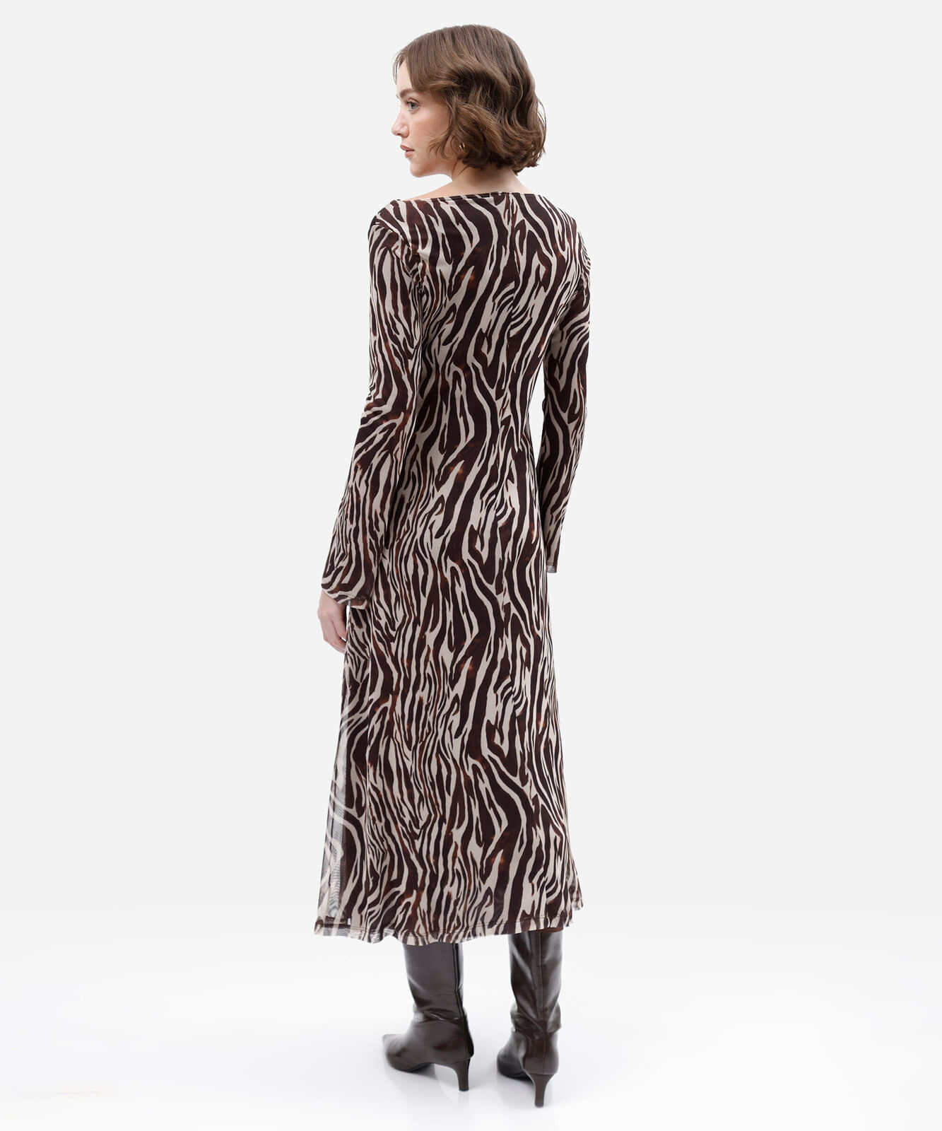 vestido midi feminino de tule decote canoa manga longa animal print bege