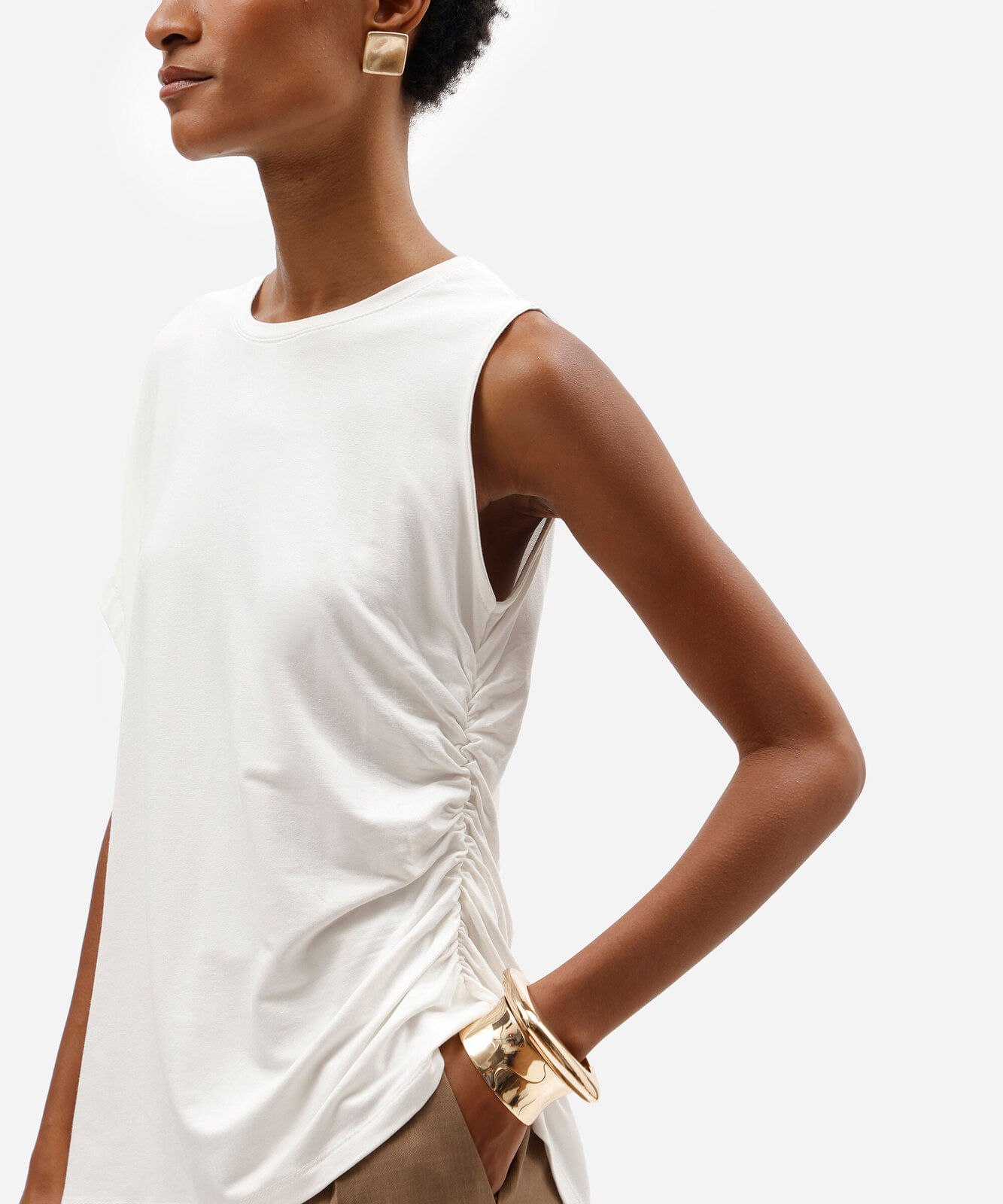 blusa feminina de viscose decote canoa franzida assimétrica off white
