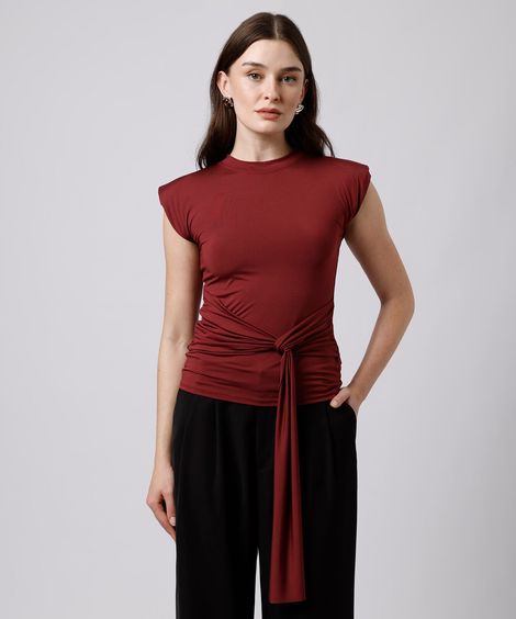 blusa feminina com ombreiras e faixa franzida mindset vinho