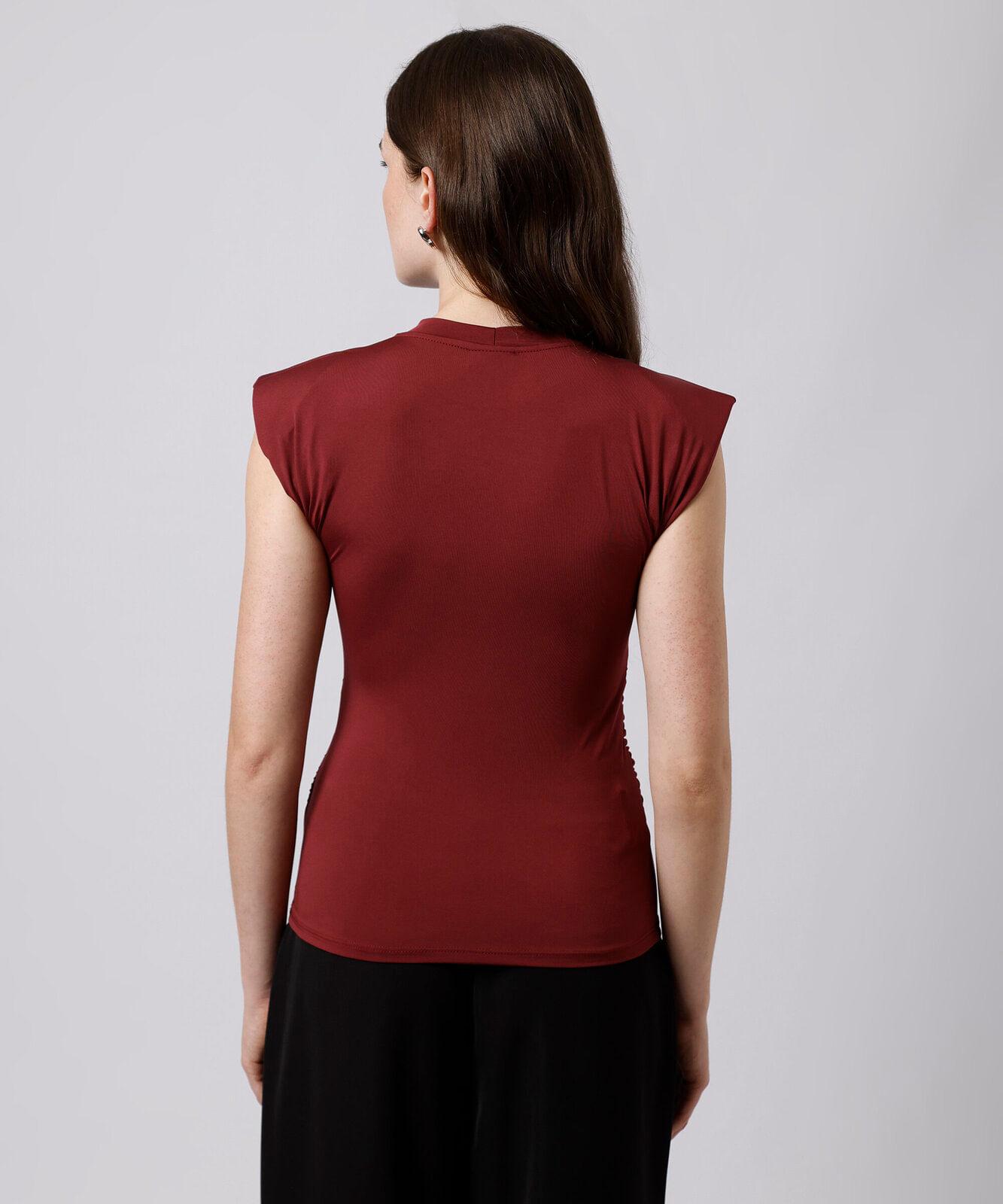 blusa feminina com ombreiras e faixa franzida mindset vinho
