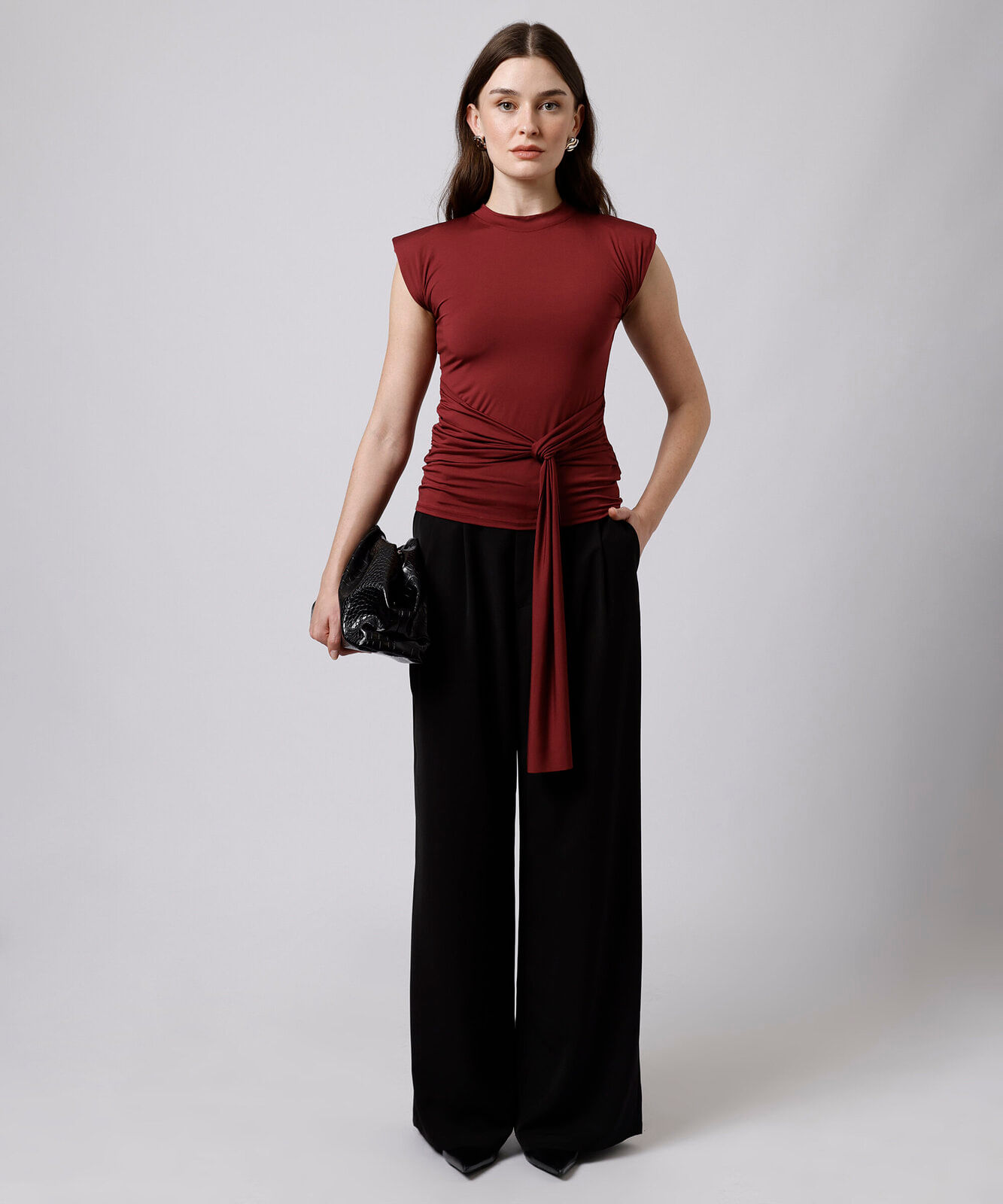 blusa feminina com ombreiras e faixa franzida mindset vinho