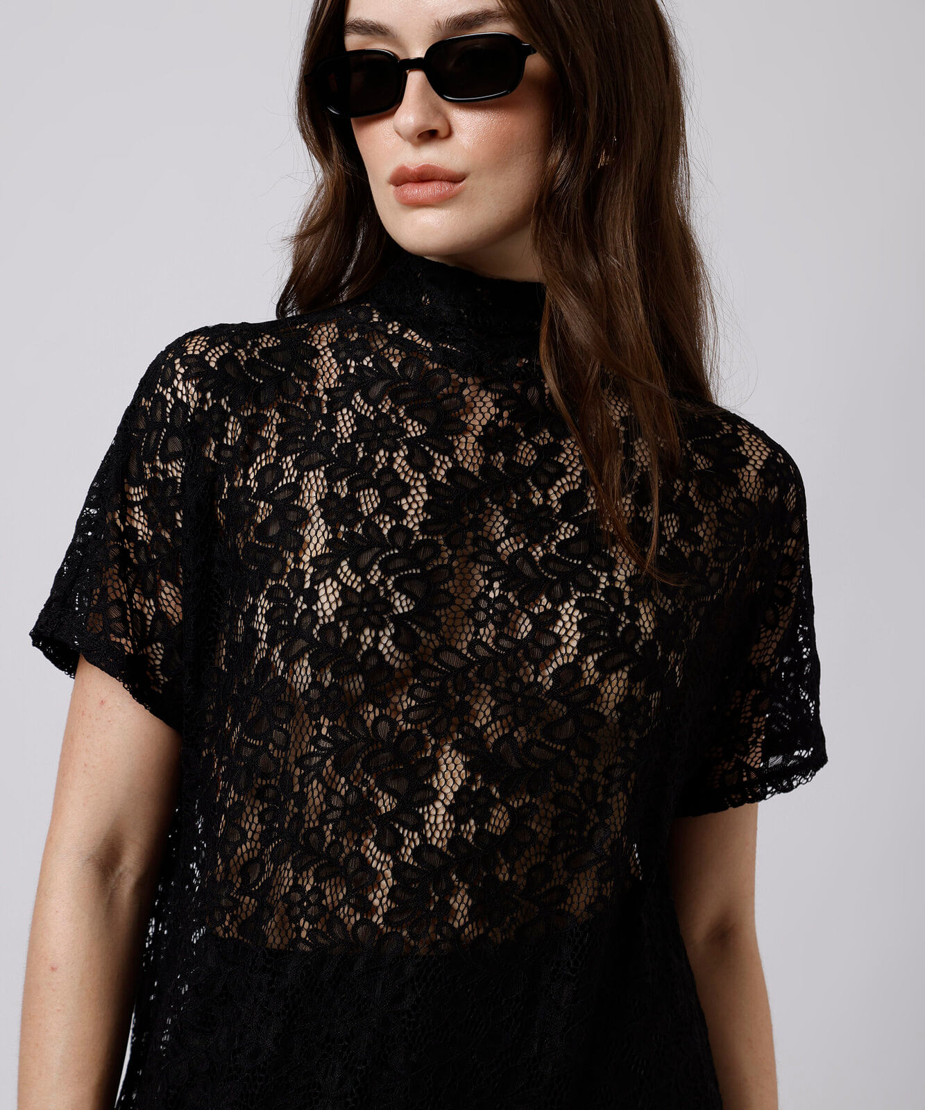 blusa alongada feminina de renda manga curta floral mindset preta