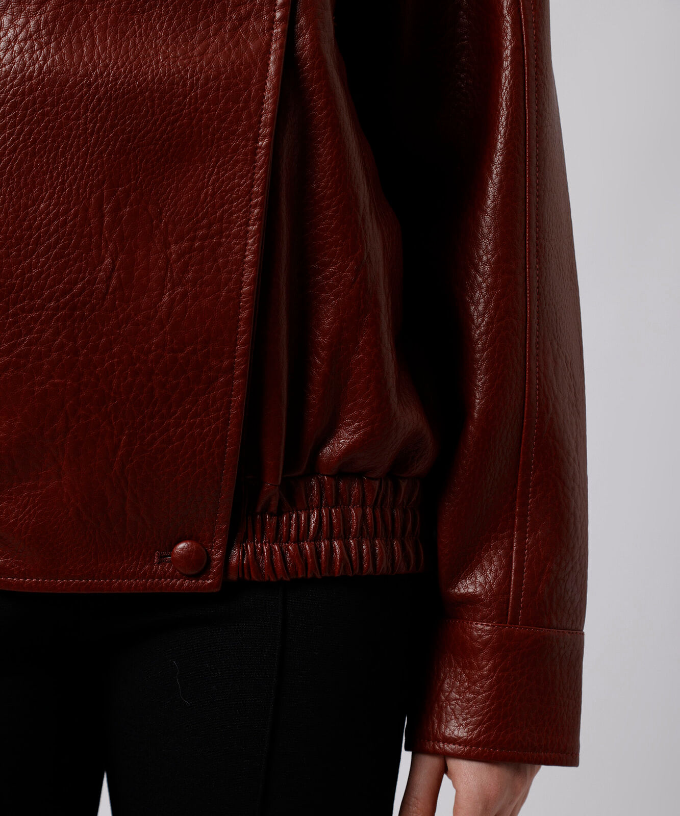 jaqueta funnel neck feminina de poliuretano mindset vinho