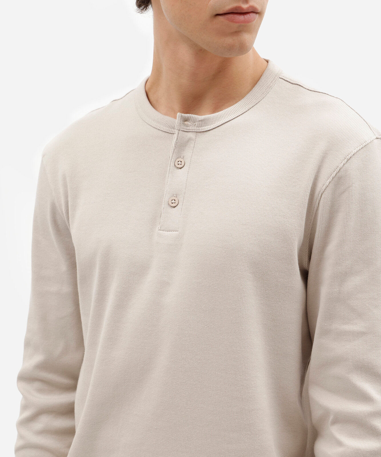 camiseta slim fit de algodão peruano gola henley manga longa bege